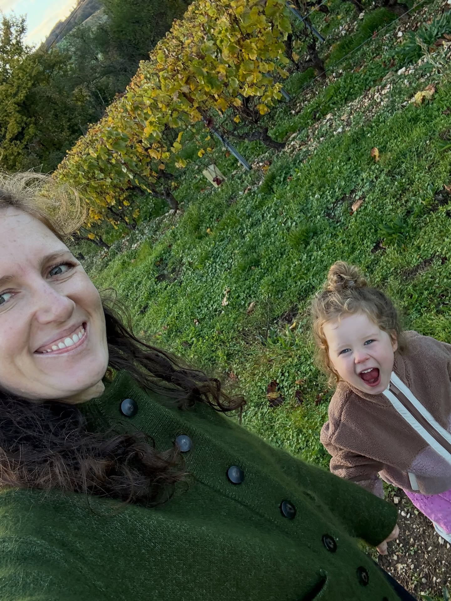 Quelques jours à la campagne : l’anniversaire surprise de mes parents avec tous leurs proches, 130 gougères maison, quelques bouteilles de Bourgogne, des vignes sublimes, l’automne, les enfants, le grand air, le baptême de ma filleule. 🍁