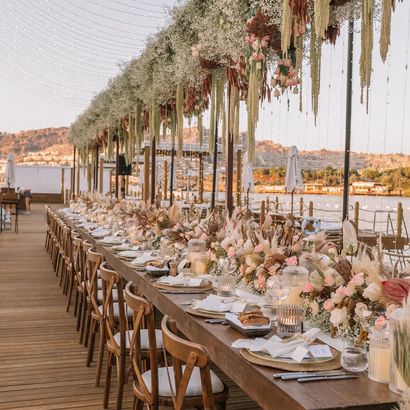 A beautifully arched table design for dear Iovanna & Stephen’s Silver Jubilee
We love Boho - Chic !
📷 @niceofwedding
#karemevents #destinationwedding
#eventplanner #weddingplanner #weddingdecor