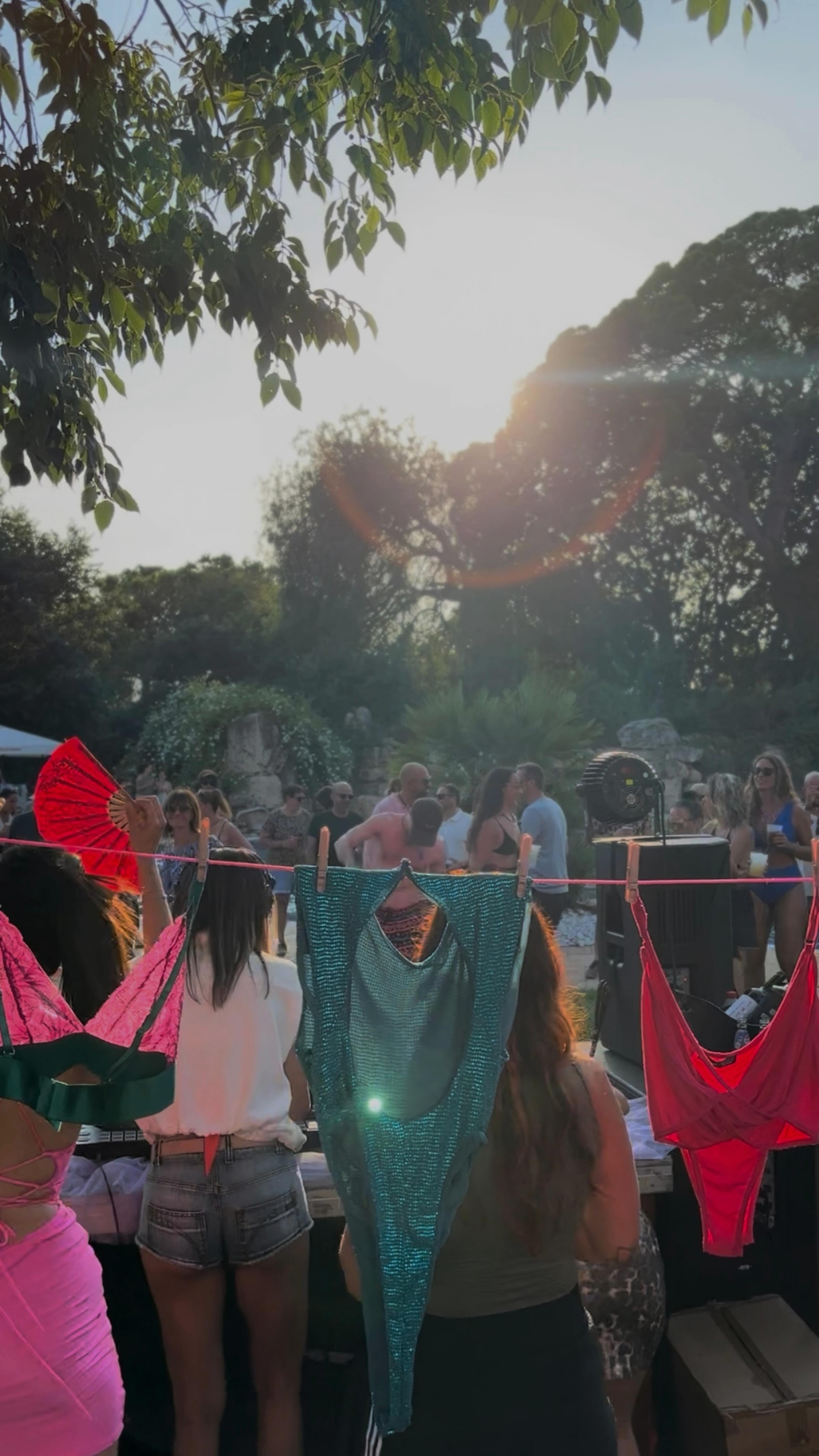 ✨ Así vivimos el tardeo del sábado pasado…
Piscina, música, risas y un ambientazo que solo aquí se vive.
Gracias a todos los que vinisteis a disfrutar con nosotros y a llenar de energía la tarde 🪩👙🌴
¡Ya estamos contando los días para el próximo! 🥳