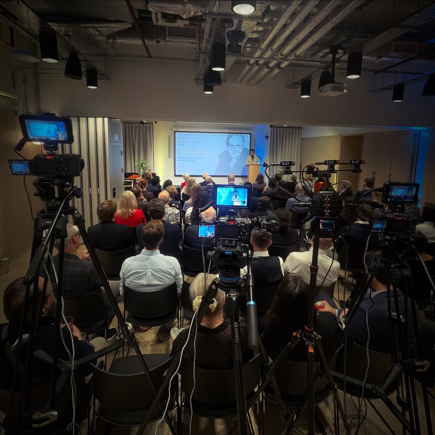 Another inspiring evening at the @springernature John Maddox Awards in London last night. Now I’m up in Chester for a shoot with @biteback2030 tomorrow. Lovely jobs, lovely people, lucky me! ☺️
#videoproduction #freelancer #videographer