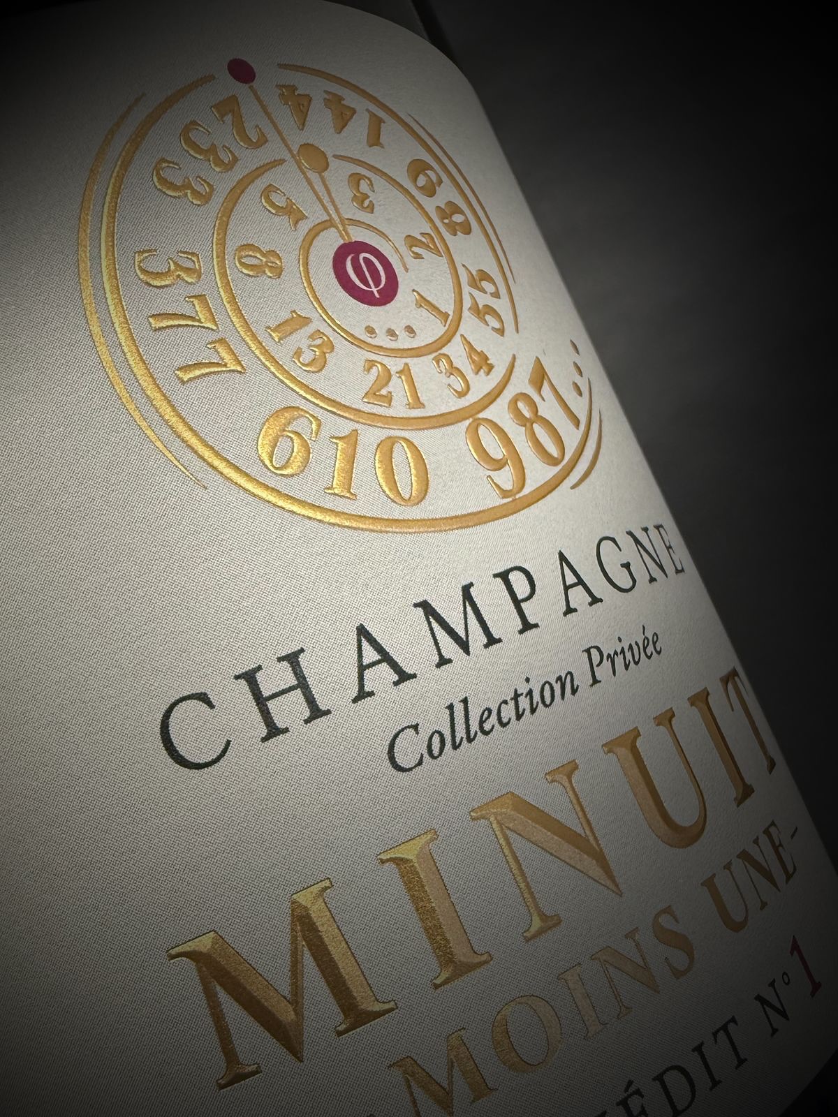 Champagne Minuit Moins Une
Letteralmente “mezzanotte meno uno” è il progetto più ambizioso di Ferrand et Anselme, che attraverso strette collaborazioni con Vignerons champenois, ha voluto creare un nuovo concetto di Champagne, celebrando l’istante effimero, quel momento sospeso tra presente e futuro.
Le cuvées Inédit sono delle capsule del tempo, numerate e limitate, scandite dalla sequenza di Fibonacci.
Il primo capitolo della Maison nasce dalla vendemmia 2019, grande annata di intensità aromatica. Questa edizione speciale è stata creata a partire da tre parcelle quasi centenarie, piantate prima della Seconda Guerra Mondiale, che conferiscono profondità e complessità al vino.
Nel calice si presenta con un colore giallo luminoso con riflessi dorati e un perlage fine e persistente🥂
Al naso si apre con note di croissant, agrumi canditi, pera Williams, pan di zenzero e una delicata sfumatura di nocciola tostata, caffè torrefatto e piccola pasticceria. Al palato è teso e vivace, con grande freschezza, struttura armoniosa e una lunga persistenza gustativa data dal lungo affinamento sui lieviti.
Un’espressione unica e irripetibile, destinata a chi cerca l’emozione del tempo sospeso, da vivere — e collezionare — ogni anno 🥂
#champagne #pinotnoir #blancsdenoirs #finewine #wineexperience #degustazione #luxurylifestyle #vinsdefrance #benardpitois #degustation