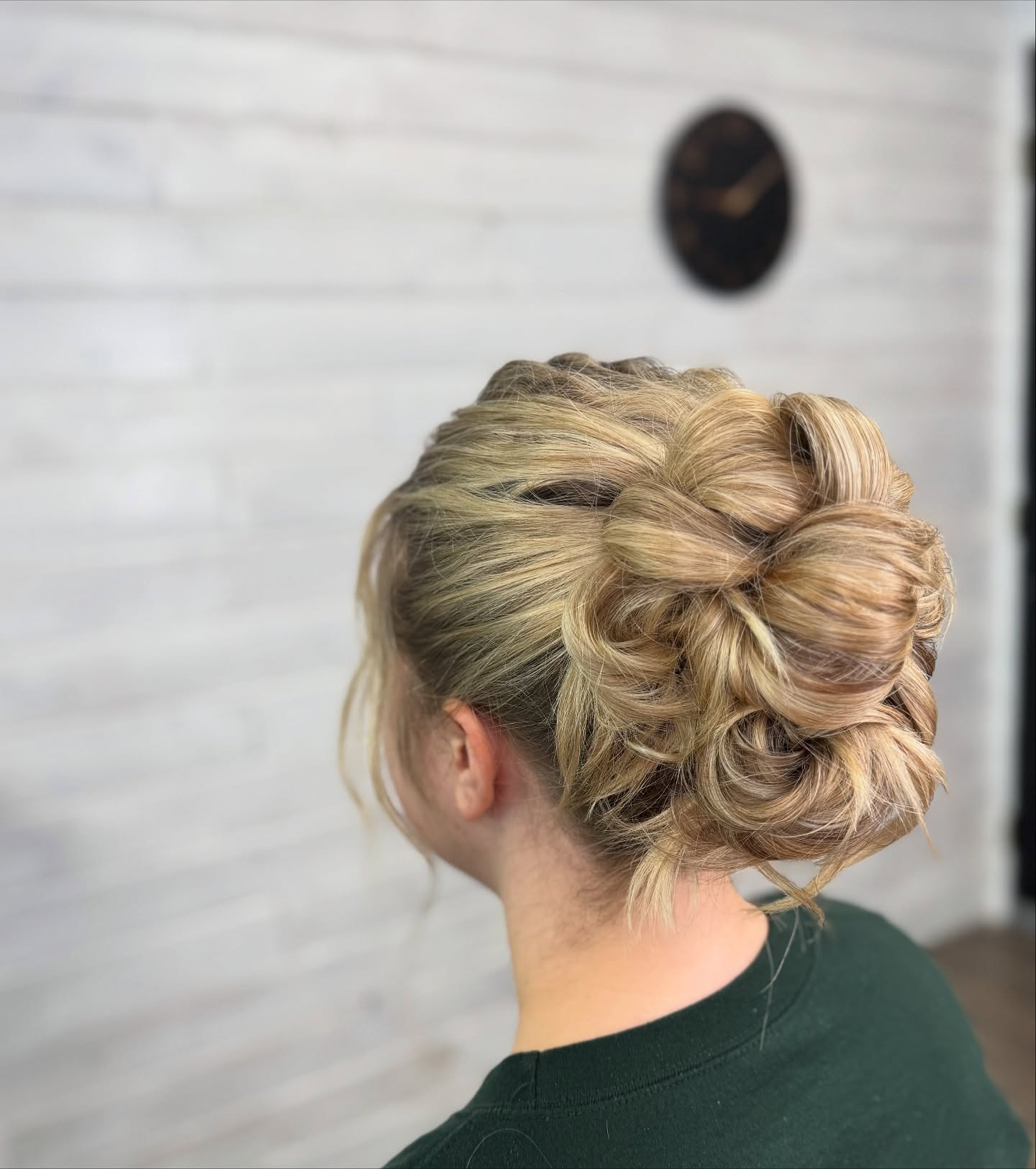 I love the creativity and challenge behind updos. This client, @katelynarmstrong23 , is probably in my top 3 of my entire clientele for thickest hair! But it was a total slay!
#levelheadedhairdesign #bridalhair #bridesmaid #thickhair #updo #sumner #kellyfarmwedding #bonneylakewedding #kellyfarm