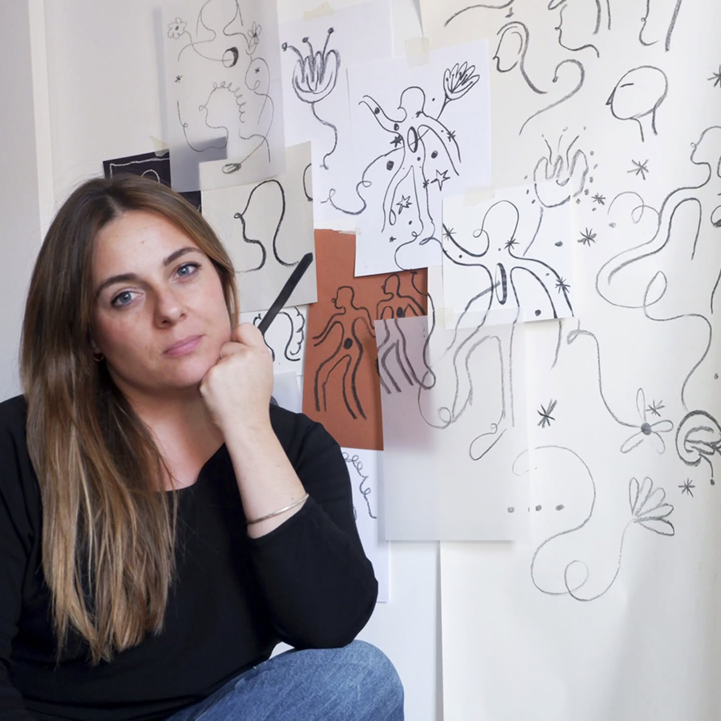 Vivir entre flores es una colección de dos pañuelos ilustrados que nace de la esperanza, de la fuerza y del amor que florece incluso en los momentos más difíciles.
Cada diseño está inspirado en historias reales, en cicatrices que se transforman en belleza, y en la certeza de que siempre hay algo que renace, incluso cuando la vida nos atraviesa.
A través del arte, esta colección busca rendir homenaje a todas las personas que han enfrentado la enfermedad con valentía, y a quienes las han acompañado con ternura.
Porque vivir entre flores es recordar que, incluso después de la tormenta, siempre hay algo que vuelve a florecer. 🌿
#VivirEntreFlores #pañuelossolidarios #arteconpropósito #ilustración #arteconcorazón #amor #esperanza #resiliencia #procesoCreativo #arteysolidaridad #creandoconamor #historiasquefloren
#mdateliercreative