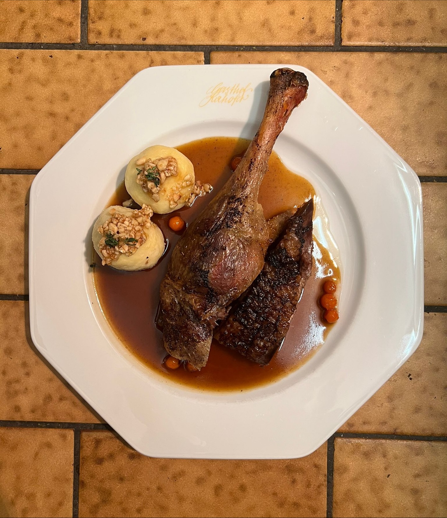 Gustav Gans 🪿 am Teller !
Gibt’s auf Vorbestellung oder so lange der Vorrat reicht bis 16.11.
gleich reservieren- 07225/8303