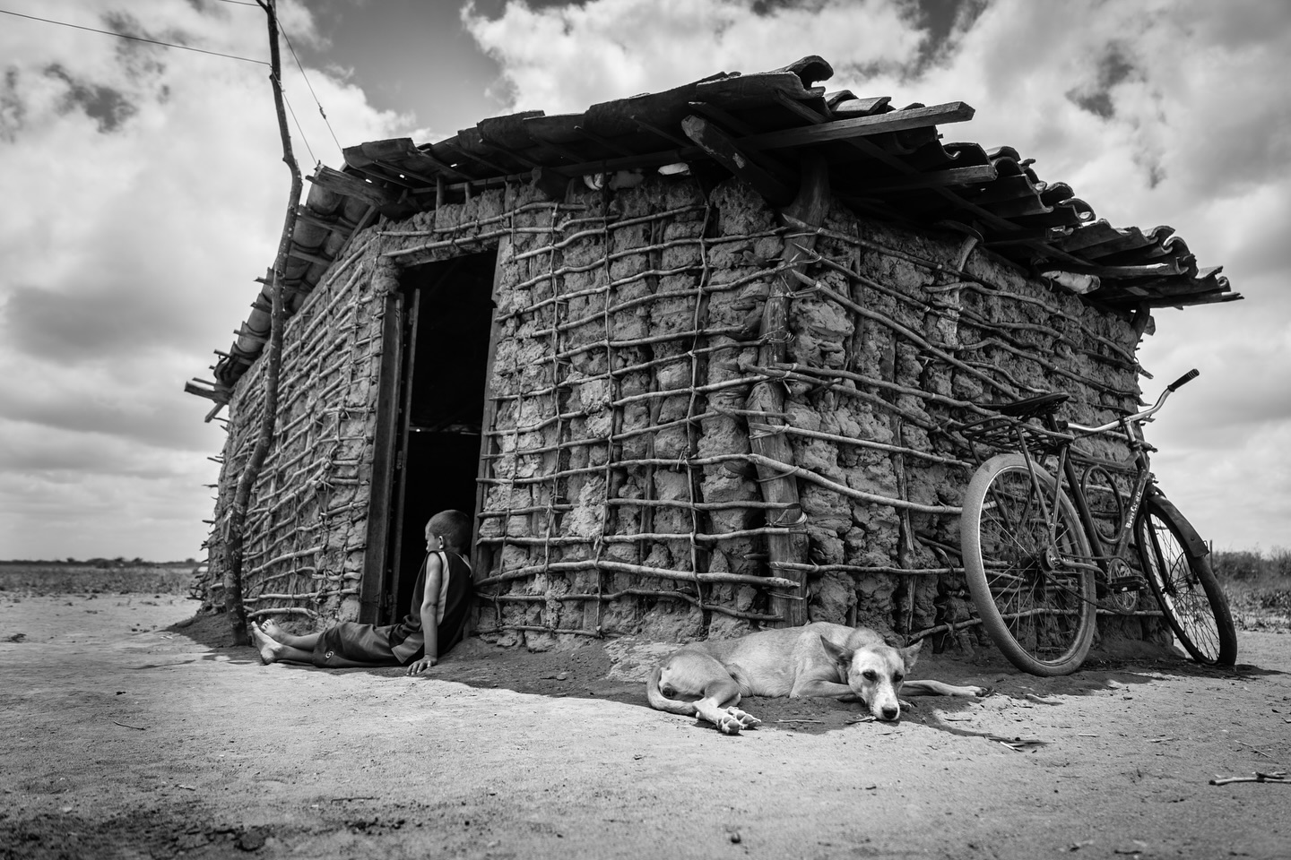 PRA QUE SERVEM OS DIREITOS HUMANOS?
Essa semana muito se questionou sobre os DIREITOS HUMANOS. Onde se aplicam? A quem ajudam? Por que existem?
Em meio a tantas notícias marcadas pela violência, medo e desinformação, a gente achou importante voltar ao básico e explicar o que são esses direitos.
Os Direitos Humanos, que deveriam ser uma luta de todos e por todos, acabaram virando símbolo de disputa política e polarização. Mas, na verdade, eles foram criados em 1948, quando a Declaração Universal dos Direitos Humanos foi adotada pela ONU, com o objetivo de garantir que “todos os seres humanos nascem livres e iguais em dignidade e direitos”.
Esses direitos não são privilégios. São o que nos protege da arbitrariedade, da violência e da indiferença. Eles garantem o direito à vida, à segurança, à moradia, à saúde, à educação, à liberdade de expressão e, acima de tudo, à dignidade humana.
Só que, em muitas realidades, esses direitos seguem sendo esquecidos, negligenciados ou violados diariamente. E é justamente por isso que precisamos continuar falando sobre eles.
Pra lembrar que a humanidade precisa estar acima dos conflitos!
#Vv #inteligenciahumanitaria #ajudahumaniaria #crisehumanitaria #direitoshumanos #justiça