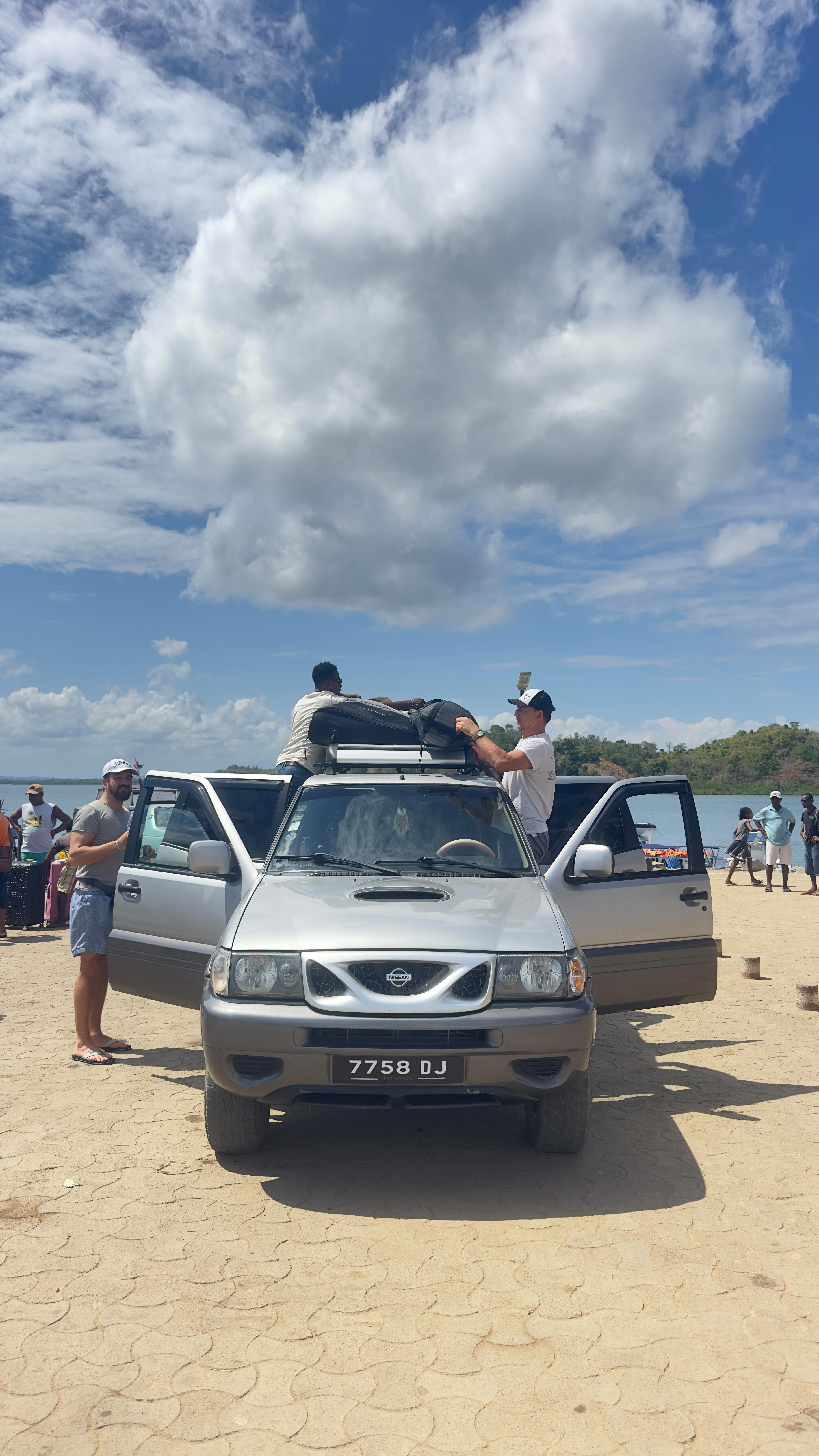 Madagaskaril reisimise teeb eriti keeruliseks ja vaevaliseks teede olukord. Nüüd on meil rõõmu palju, sest üks meie põhimarsruut on saanud uue kuue. Kaamera taga oli Marten🎥#seikluskliinik #madagaskar