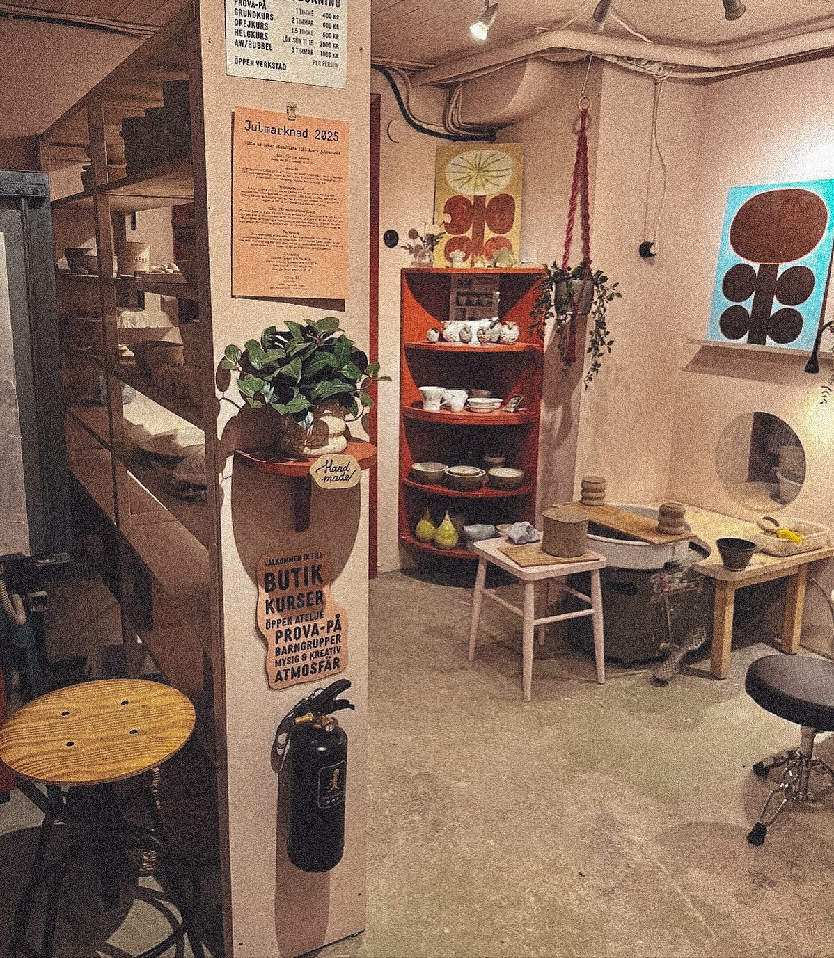 Hos Lerkällan Keramik möts kreativitet och glädje 🎨👐
En plats där leran får ta form och där du får släppa taget, skapa fritt och bara ha kul.
Här kan du gå kurser, boka prova-på-tillfällen eller delta i roliga event med vänner och familj. Oavsett om du är nybörjare eller van vid drejskivan handlar det om att utforska, leka och njuta av skapandet 💫
En härlig, varm och lekfull oas mitt på Villa Ed!
Vi på Villa Ed
Inredningsbutik @villaedinredning
Klädbutik @villaed_by_glozzy
Café & Bistro @cafevillaed
Frisörer @villaed.frisorerna
Injektionsbehandlare @beautylin.se
Kroppsvård & Massage @lindaholtzkroppsvard
Inemotion Psykologi @inemotionpsykologi
Keramik @lerkallan
Skulpturskogen Villa Ed