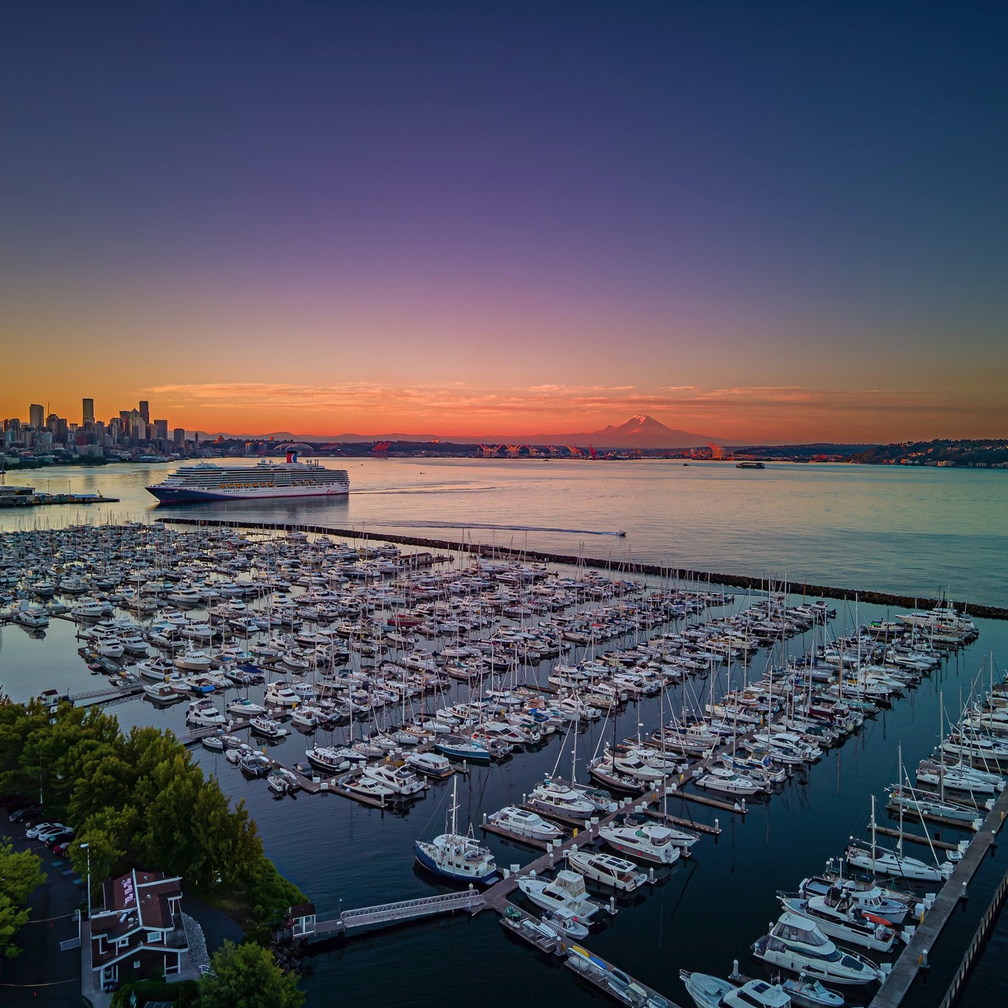 Golden hour hits different from Elliott Bay 🌤
Waves, champagne, and that Seattle skyline.
#CheckedOutYacht #SeattleSunset #LuxuryOnTheSound