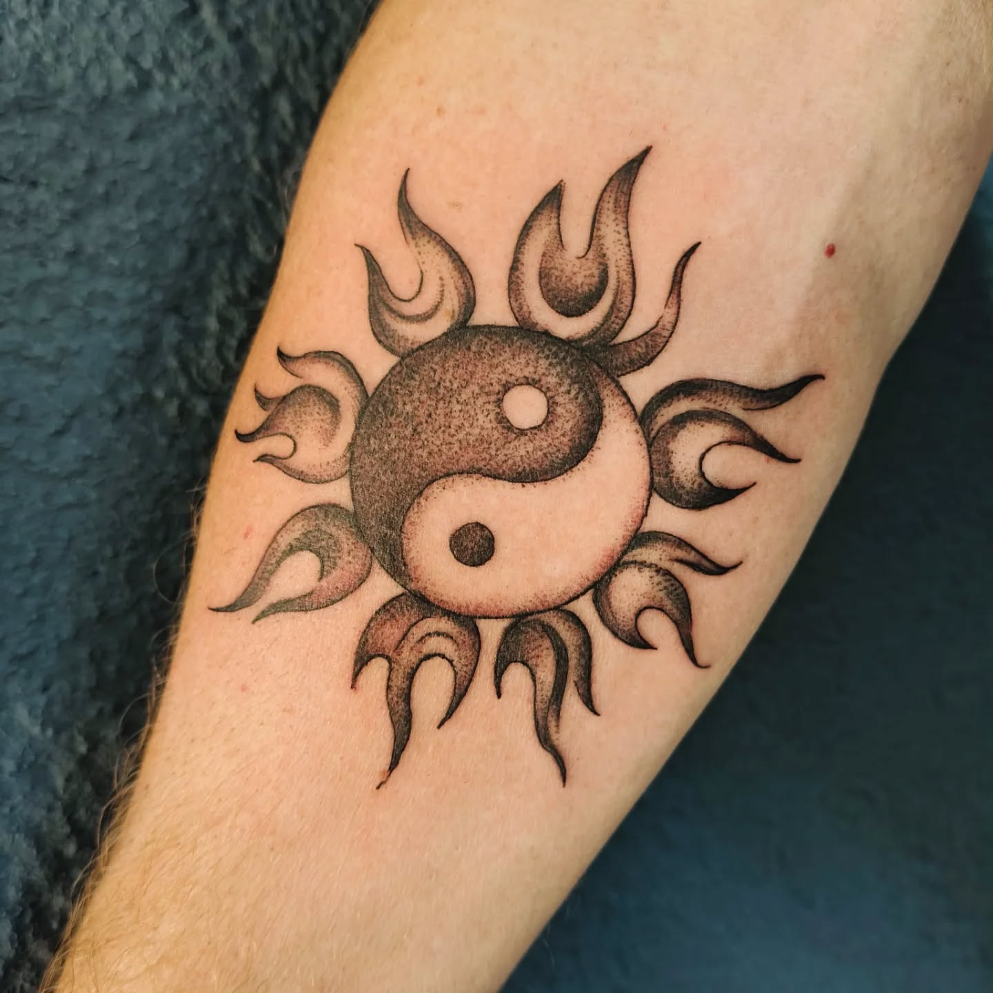 ✨ Yin Yang Sun ✨
Ein symbolisches Tattoo für eine wundervolle Seele ✨
Und wir waren begleitet von diesem kleinen Zuckerherz 🥰❤️
Danke vielmals für dein Vertrauen 🙏🏼✨
✨ Encre d'Or ✨