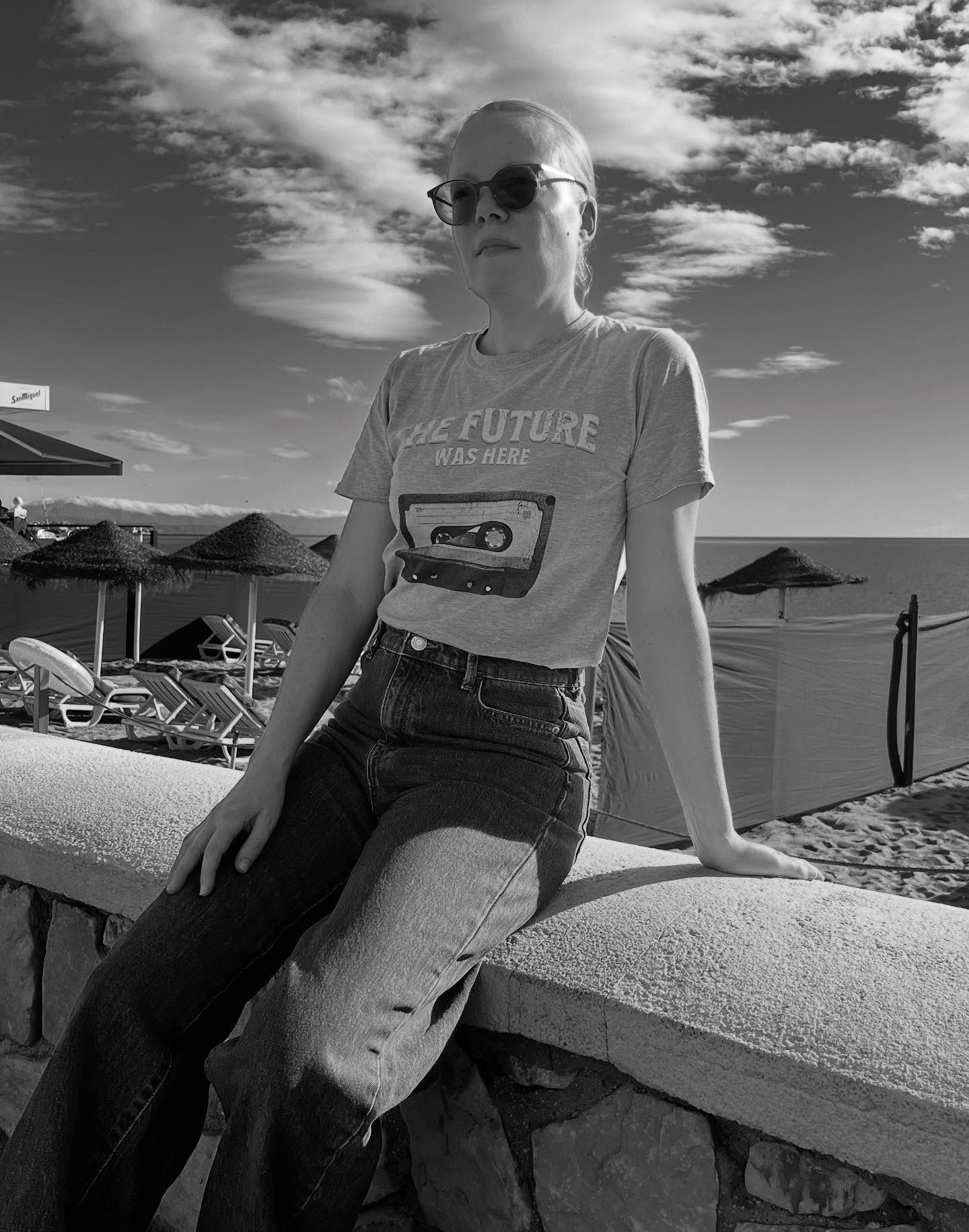 Se lämmittää aina mieltä, kun näkee itse suunnitteleman paidan kadulla ja saa sen taltioitua.
Mikäli just sua kiinnostaa paita future was here niin linkin kautta voi käydä tutkimassa itselleen oman😃🎼
#futurewashere #uusi #desing #uutta #uusimallisto #mallisto