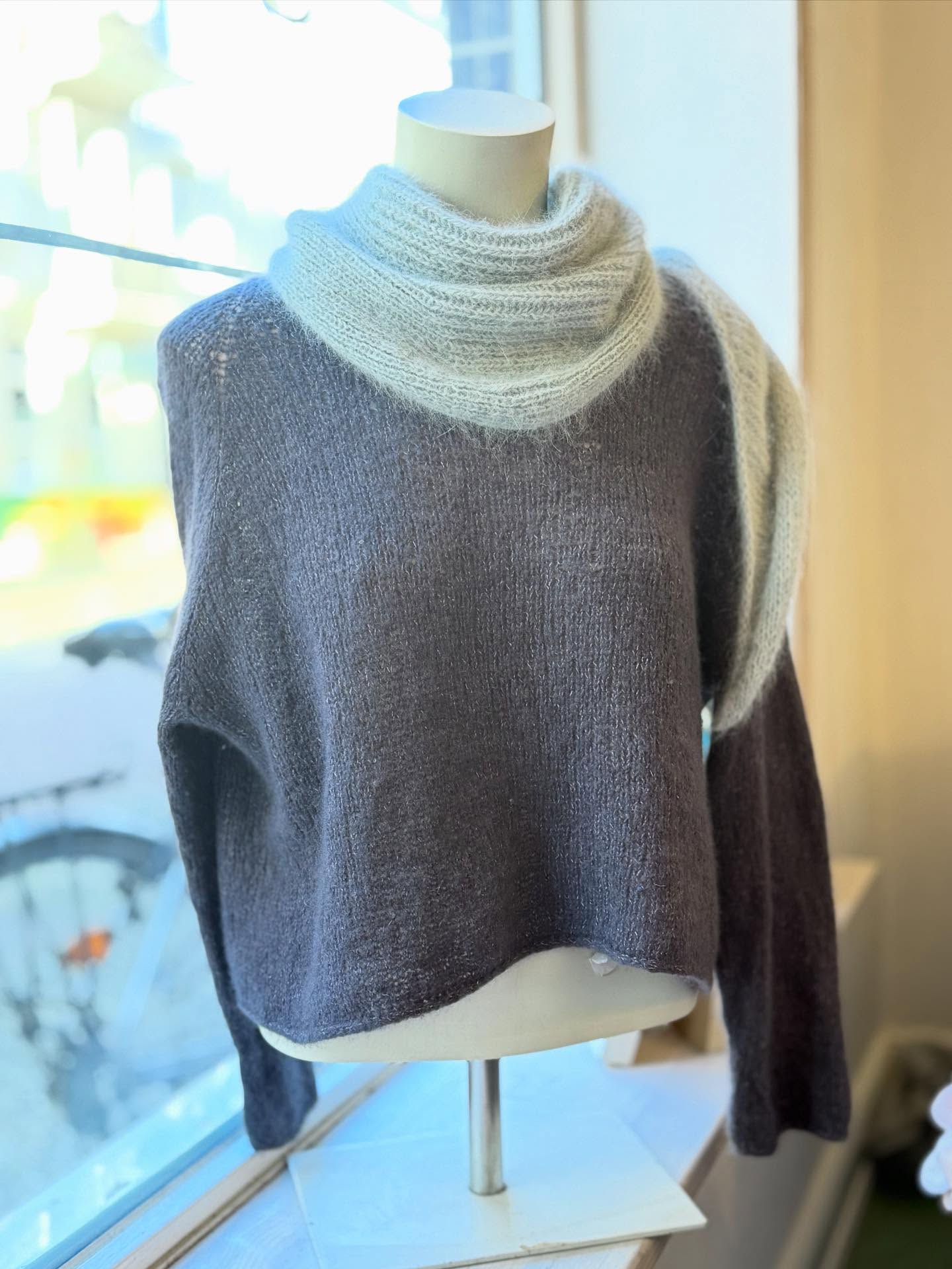 DIE Kuschelkombi für den Winter ❄️✨
Ein bisschen Luxus, ganz viel Wohlfühlfaktor:
Wiebkes Freistil, top-down als #raglanvonoben gestrickt aus @lainesdunord #cashsilk (25 g = 135 m) – leicht, weich und mit einem edlen Schimmer.
Dazu der #lillekolding von @chrisberlin.knits , gestrickt von Marlies aus zertifiziertem #angora von @schulana.garne
Zwei Strickstücke, die sich perfekt ergänzen – warm, federleicht und einfach zeitlos schön.
In unserem Regal findest du verschiedene Farben beider Qualitäten – und wer Lust hat, sich den eigenen Pullover wirklich auf den Leib zu stricken, kann das bei uns lernen:
In unseren Workshops (mit Lerngarantie!) zeigen wir dir Schritt für Schritt, wie dein individuelles Lieblingsstück entsteht. 🧶☕️
#seemannsgarnhamburg #strickenmachtglücklich #handmadewardrobe #strickliebe #lainesdunord #cashsilk #angora #schulana #winterknits #slowfashion #knittinginspiration #rvo #strickworkshop #strickcafé #madeinhamburg