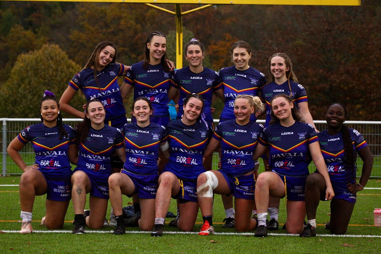 ✨Match recap 01.11.2025✨
Victoire 20-19 face aux @rcl_dangels lors d’un match haut en intensité! Ayant commencé à 13, puis à 12 pendant 60 minutes suite à une blessure, les filles ont fait preuve de caractère et d’agressivité pour faire face aux meneuses de la LNA! Bravo à nos Switzers qui ont défendu leurs couleurs avec fierté💜
.
On vous donne rendez-vous au Stade de Colovray samedi prochain contre les @mermigans_rugby à 15:00.
.
.
Joueuses du match:
⭐️Juliette Turine (@julxettee)
⭐️Léa Badel (@lea.badel)
📸 @julie.tnn
💜ONE MORE GAME💜