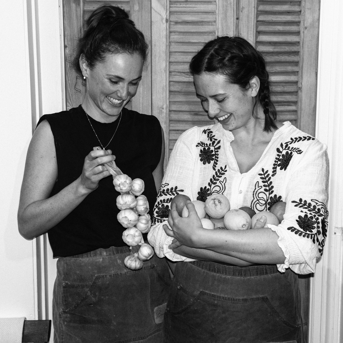 We are looking for you!! 💛
Ben jij die Allround Ster die blij wordt van afwisseling en overal wilt shinen? In de gezelligste straat van Den Haag, de Oude Molstraat, zoeken wij een horecatopper die het leuk vindt om in de keuken te staan, gerechten af te maken én front of house te stralen. Bij ons doe je het allemaal!
Wat wij zoeken:
* Horecatopper die minimaal 20/30 uur per week beschikbaar is
* Passie voor eten, drinken én gastvrijheid
* Allround willen werken: keuken, afmaken van gerechten en voor
* Teamspeler die geniet van een knus en hecht team
* Ervaring is fijn, maar enthousiasme en een glimlach vinden wij nóg belangrijker
Klinkt dit als jouw plek? En wil je snel starten in een supergezellige omgeving?
Mail dan naar info@proefboutique.nl of loop gewoon even binnen. Tot snel! ✨
#proefboutique #vacature #personeeldenhaag #oudemolstraat #thehague #denhaag #horecawerk #allround