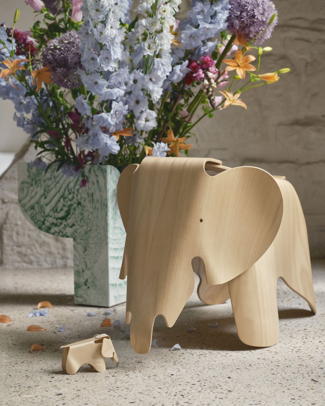 Vitra hat den Eames Elephant Plywood weiterentwick…