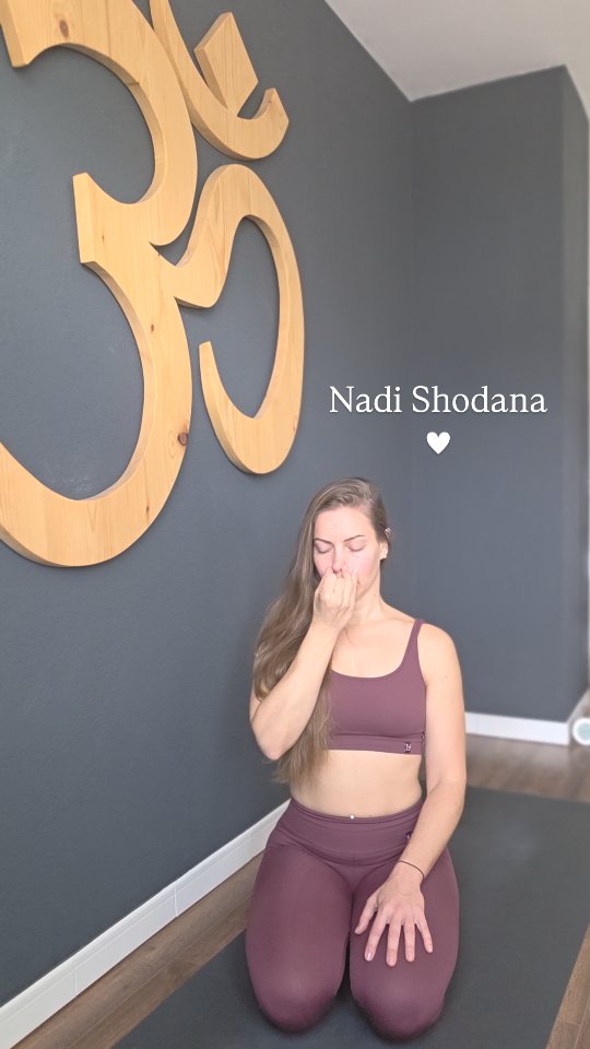 Nadi Shodana, la respiration alternée
La respiration qui fait du bien, qui équilibre les énergies, qui apaise le mental, qui améliore la concentration, qui équilibre le système nerveux, qui réduit le stress, soulage les maux et les tensions.
Je t'invite à découvrir ce pranayama et à le pratiquer lors de mes cours du mercredi de Yoga et Méditation 🙏🏻🧘🏼♀️