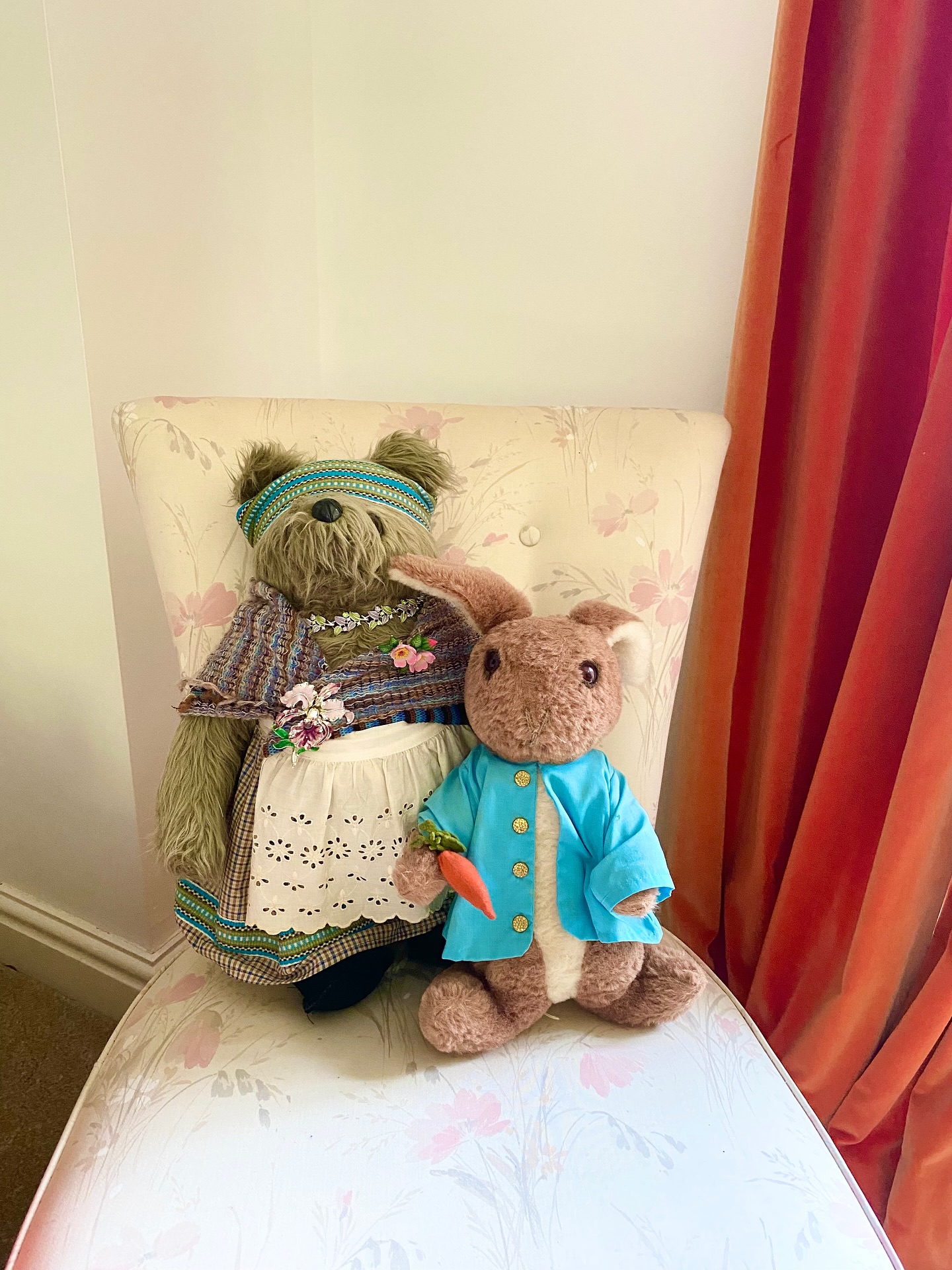 I’m constantly being encouraged and inspired for my storytelling. Including from famous characters such as Paddington’s Aunt Lucy, Peter Rabbit and a very shy Forever Friends teddy bear. But most importantly, curious wildlife 🐇 And homemade scones for afternoon teas here and there, are also much appreciated. #peterrabbit #paddingtonbear #foreverfriends #paddingtonauntlucy #childrensstories