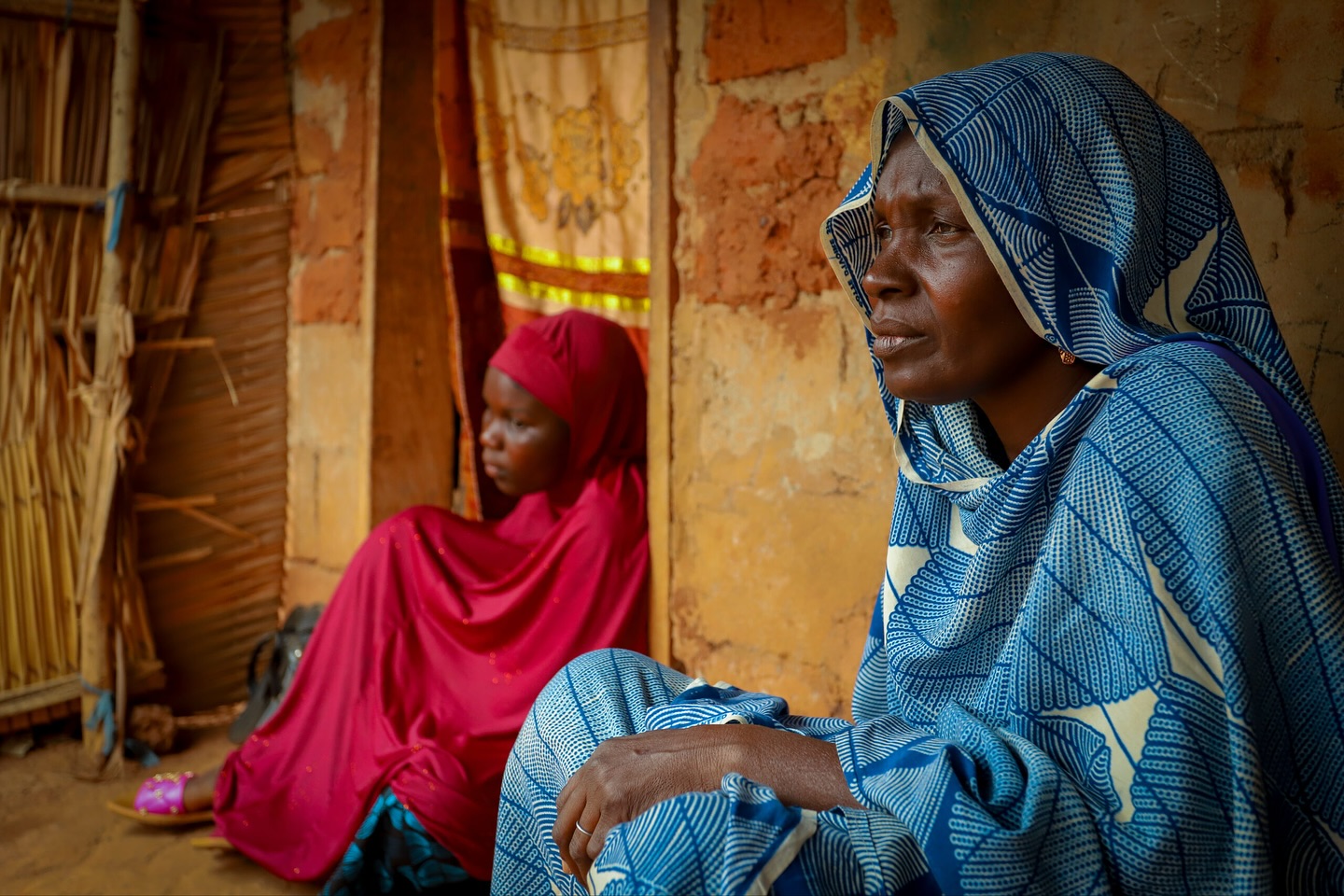 AS CRISES QUE NINGUÉM VÊ!
Todos os anos, milhões de pessoas são forçadas a deixar suas casas, mas muitas dessas crises seguem esquecidas, SEM VISIBILIDADE NEM APOIO SUFICIENTES. Segundo o Norwegian Refugee Council (NRC), algumas das mais negligenciadas são 👇
1️⃣ CAMARÕES: conflitos armados e insegurança continuam forçando famílias a deixar suas casas
2️⃣ ETIÓPIA: o país enfrenta múltiplos choques, guerras locais, fome e impactos climáticos crescentes
3️⃣ MOÇAMBIQUE: pela primeira vez na lista, sofre com violência e desastres naturais
4️⃣ BURKINA FASO: uma crise prolongada e esquecida, com milhões de pessoas deslocadas
5️⃣ MALI: o aumento da violência e a falta de assistência empurram comunidades inteiras pro deslocamento forçado
Na Vv, buscamos dar visibilidade a essas realidades que muitas vezes passam despercebidas, porque entender o que o mundo ignora é o primeiro passo pra transformá-lo.
#Vv #inteligenciahumanitaria #ajudahumanitaria #crisehumanitaria #refugiados #deslocamento