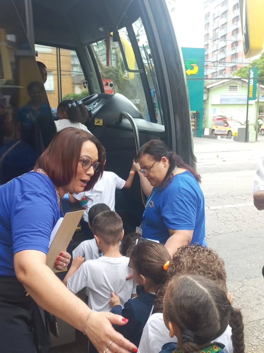 ✨ Um dia que ficará para sempre em nossos corações! ✨
Ontem, nossas crianças viveram momentos de pura magia e alegria no Brisamar Shopping. 💖 Foi um dia repleto de sorrisos, descobertas e encantamento — um presente que transformou a manhã de nossos pequenos em algo inesquecível!
Graças ao carinho e à dedicação de nossa Orientadora Pedagógica, que contou com o apoio da querida Sra. Olga, da Flamy Doces, pudemos proporcionar essa experiência tão especial. E nossa gratidão se estende de forma muito especial ao Parque Magic Games, que abriu suas portas e ofereceu todo o lazer e diversão às nossas crianças! 🎠💫
A alegria não parou por aí! Após tantas brincadeiras, nossos pequenos saborearam um delicioso lanchinho patrocinado com muito amor pelo Sr. Eduardo, do Rockabilly, pela Sra. Paula, do Suco Bagaço, e pela generosa Sra. Olga, da Flamy Doces. Tudo isso aconteceu na acolhedora praça de alimentação do shopping, onde cada mordida foi acompanhada de risadas e olhares de pura felicidade. 🍹🍩
Nosso agradecimento também à Mônica Gomes, do Shopping Brisamar, e à Carol Ramaciotti, do setor de Marketing, pelo apoio e acolhimento que tornaram este dia ainda mais especial. 💐
Em nome do nosso presidente, Sr. Branco, e de toda a equipe do Educandário Santista, deixamos registrada nossa mais profunda gratidão a todos que tornaram possível este gesto de amor e solidariedade. 💕
Foi um dia de sonho, de coração aberto e de alegria verdadeira — um dia que, com certeza, ficará eternamente na memória das nossas crianças! 🌈💫