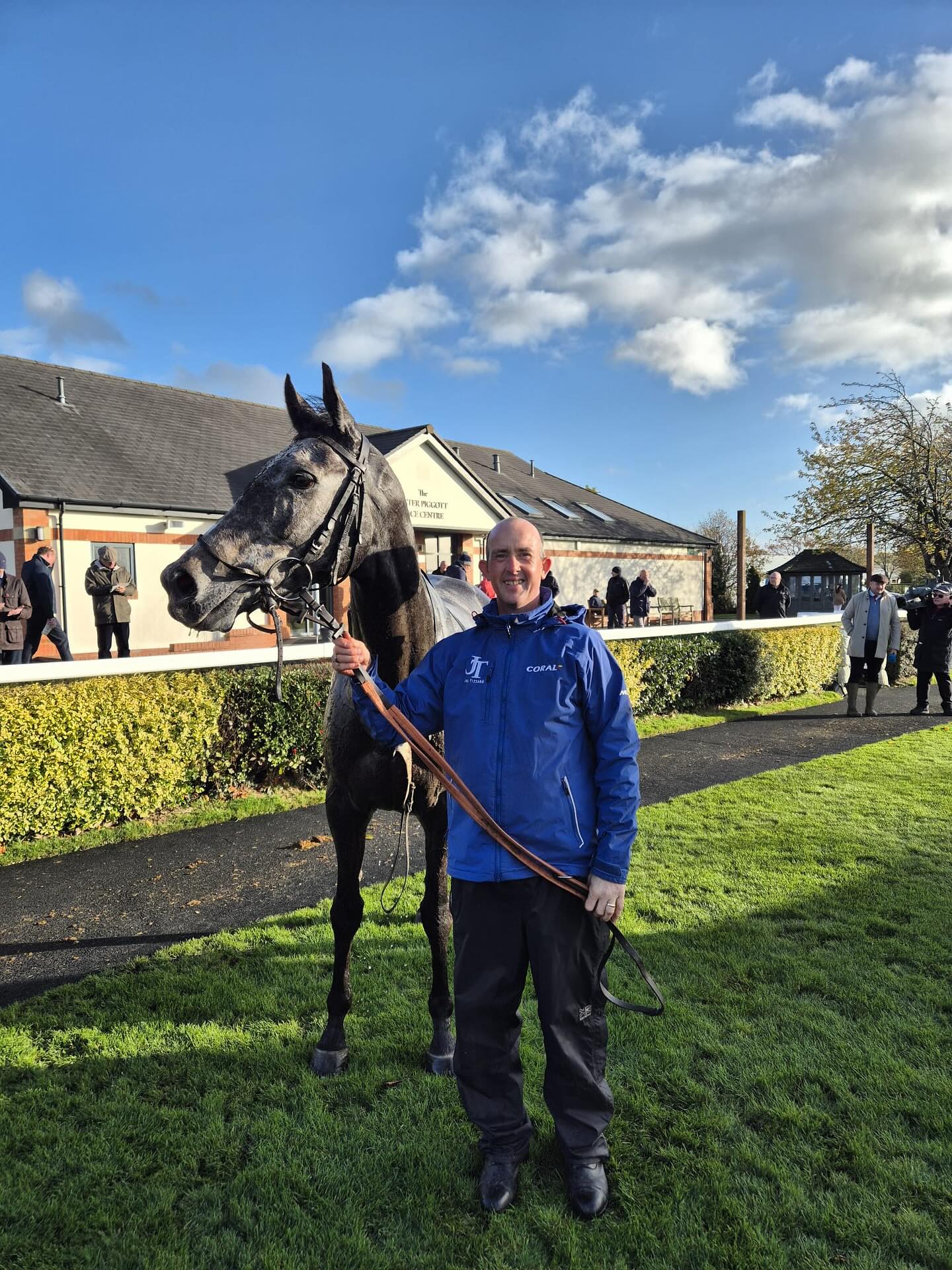 Hartington breezes to the front to win at @carlisleracecourse under @brendanp1995
Big Well done to The Wychwood Partnership 👏🏻
Great weekend all round. Thank you to all the team at home and our sponsors @coralofficial
Also @doyle_racing for the purchase 🤩
