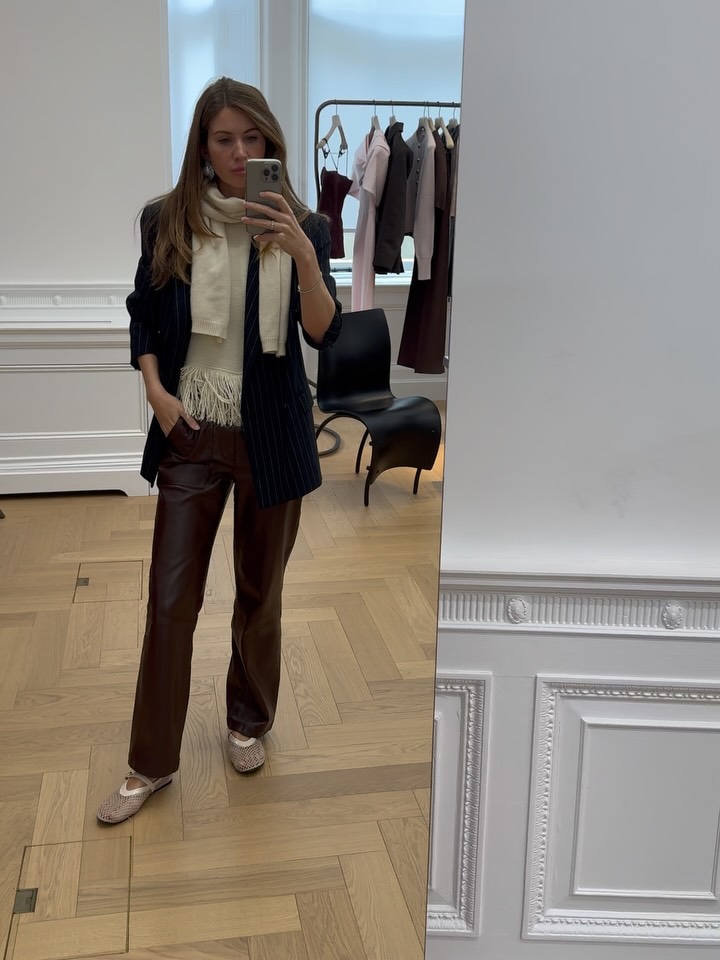 ✨ The festive season is fast approaching… ✨
It’s been such a busy and exciting time working with clients on their upcoming events. Yesterday’s appointment was a particularly special one ; a wonderful mother and daughter finding the perfect outfit for a very special occasion. After trying some exquisite pieces, we found the most beautiful outfit that felt effortlessly right for the event, followed by a lovely lunch at Scott’s.
#personalstylist #personalstylistlondon #eventdressing #eventstylist #wardrobestylist #fashionstylist #elegantstyle