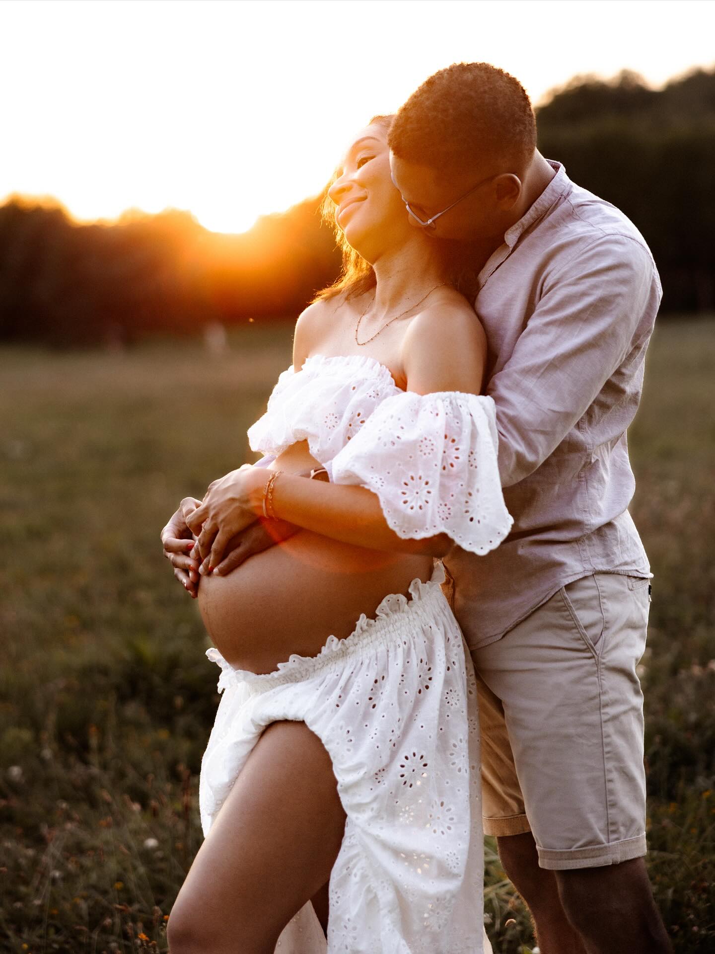 #sunshine ☀️
Les séances photo au coucher du soleil vont me manquer…
Mais bonne nouvelle : même en automne, c’est encore possible ! 🍂
Il suffit que la météo soit de notre côté. 🌤️
On se retrouve juste un peu plus tôt — vers 16h30 - 17h00 ☺️
La lumière dorée d’automne a un charme encore plus fou ! 🫶🏼
📸 Elodie.B - Photographie 🪩
Photographe basée en Seine-et-Marne & IDF.
Mariage, Maternité, Naissance & Famille.
🌐 www.elodiebphotographie.com
@elodie.bphotographie
elodie.b-photographie@outlook.com
#photographe77 #photographeseineetmarne #photographeiledefrance #photographemariage #photographemariage77 #photographematernite #photographematernite77 #photographegrossesse #photographegrossesse77 #photographeparis #shootinggrossesse #shootingbebe #shootingnaissance #shootingnaissance77 #shootingmaternite77 #seancephoto #couchersdesoleil #automne #goldenhour #photographielifestyle #photographedefamille