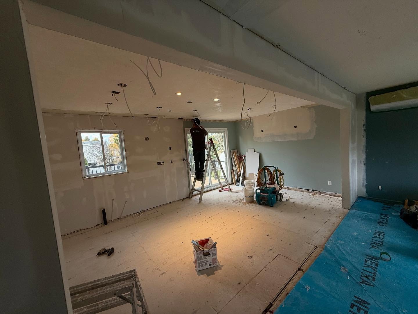 La poutre en LVL a bien été installer. On est maintenant rendu au plâtre et l’électricité. #lvl #constructionvcm #entrepreneurgeneral #cuisine #salon