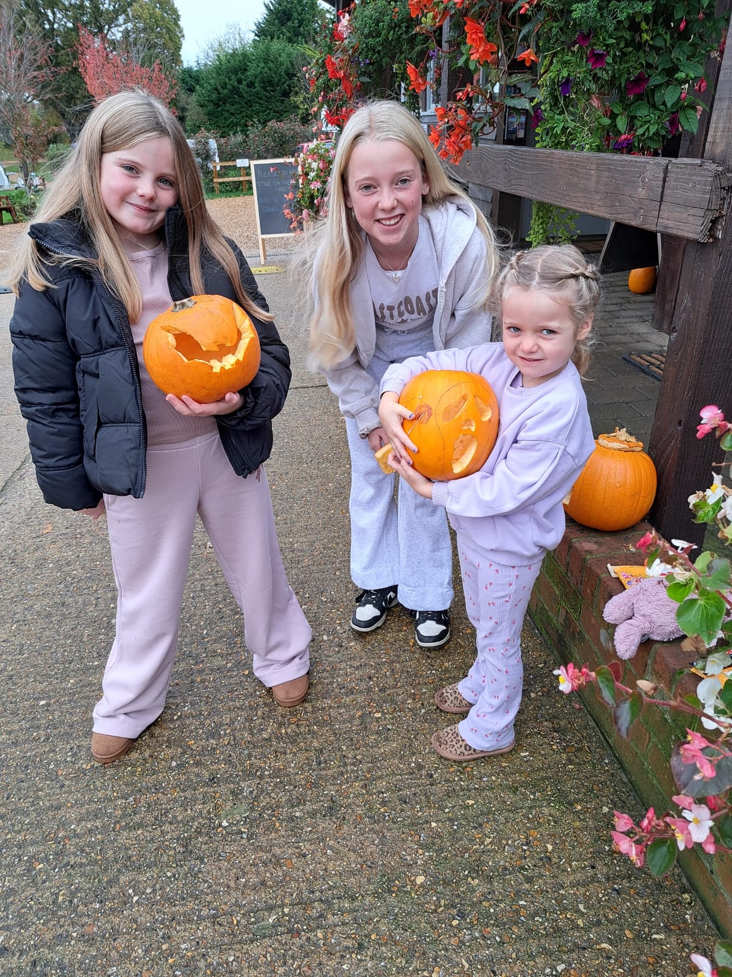 Holly, Katie & Gracie making sure the ghostly ghouls stay far, far away 👻🎃
Pumpkin power at Red Shoot Camping Park!
#RedShootCampingPark #HalloweenVibes #PumpkinCarving