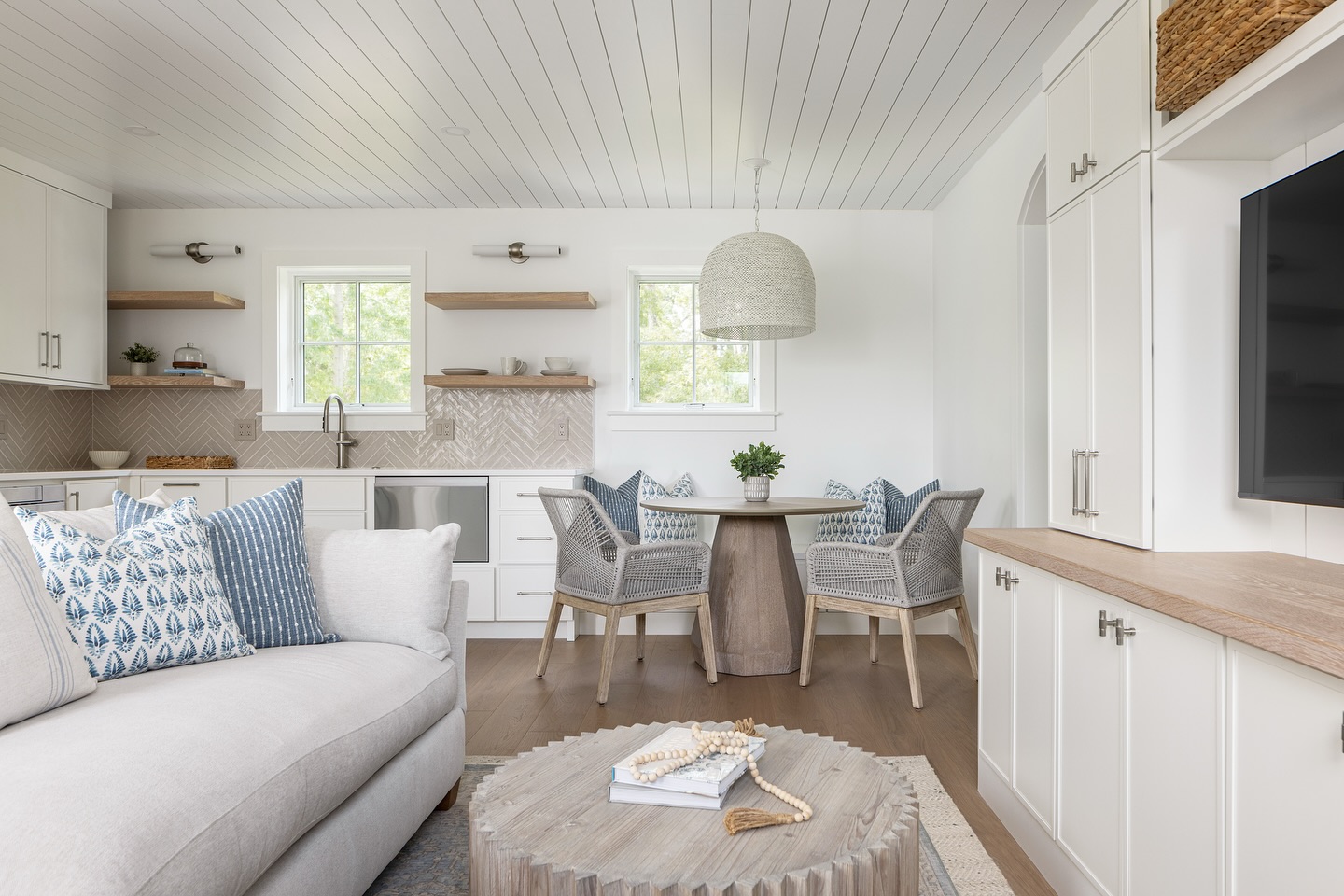 ✨ The Carriage House | Barrington, RI ✨
Small but so mighty — this light & bright guest house proves that great design knows no size limits. The compact kitchen is full of hidden storage, clean lines, and that easy coastal charm we love. From soft blue accents to natural textures, every detail was designed to feel fresh, beachy, and effortlessly welcoming. 🌿🌊🤍
Photos: @ggray_photo
Builder: @wescottbuilding
#ThreeSparrowsDesign #BarringtonRI #02806 #RhodeIslandDesign #CoastalStyle #SmallSpaceDesign #GuestHouseGoals #BeachyVibes #LightAndBright #CoastalCottage #RIHomes #InteriorDesign #TinyButMighty #NewEnglandCoastal #BarringtonLife