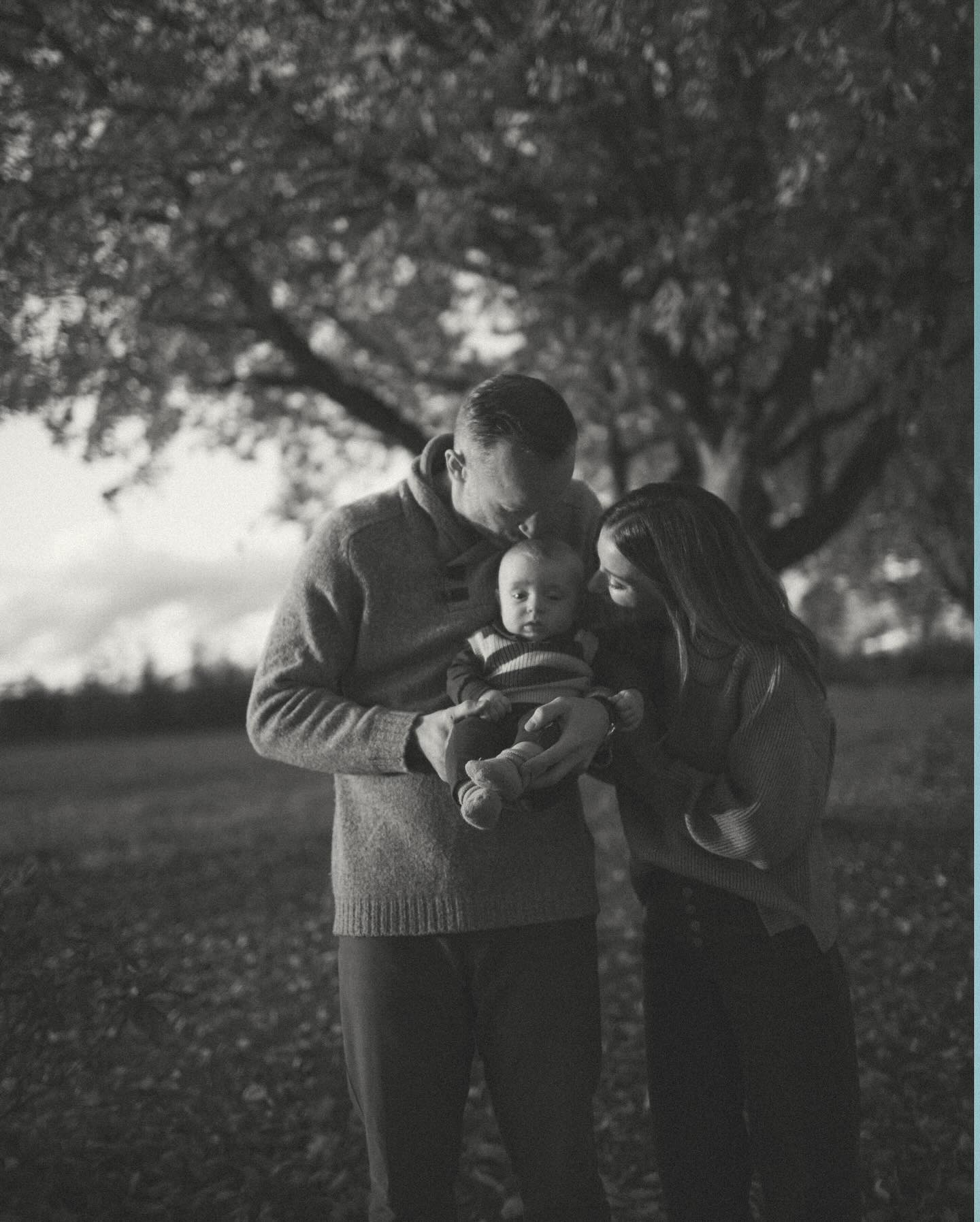 I used to only take photos in “stunning” locations, wanting the wow factor and wanting the very best- not realizing that the wow factor and the very best is wonderfully and powerfully inside of each subject. Reframing my mind these days to find the raw beauty in everything. It’s everywhere, including our little park 10 minutes away where these moments were captured. 🍁