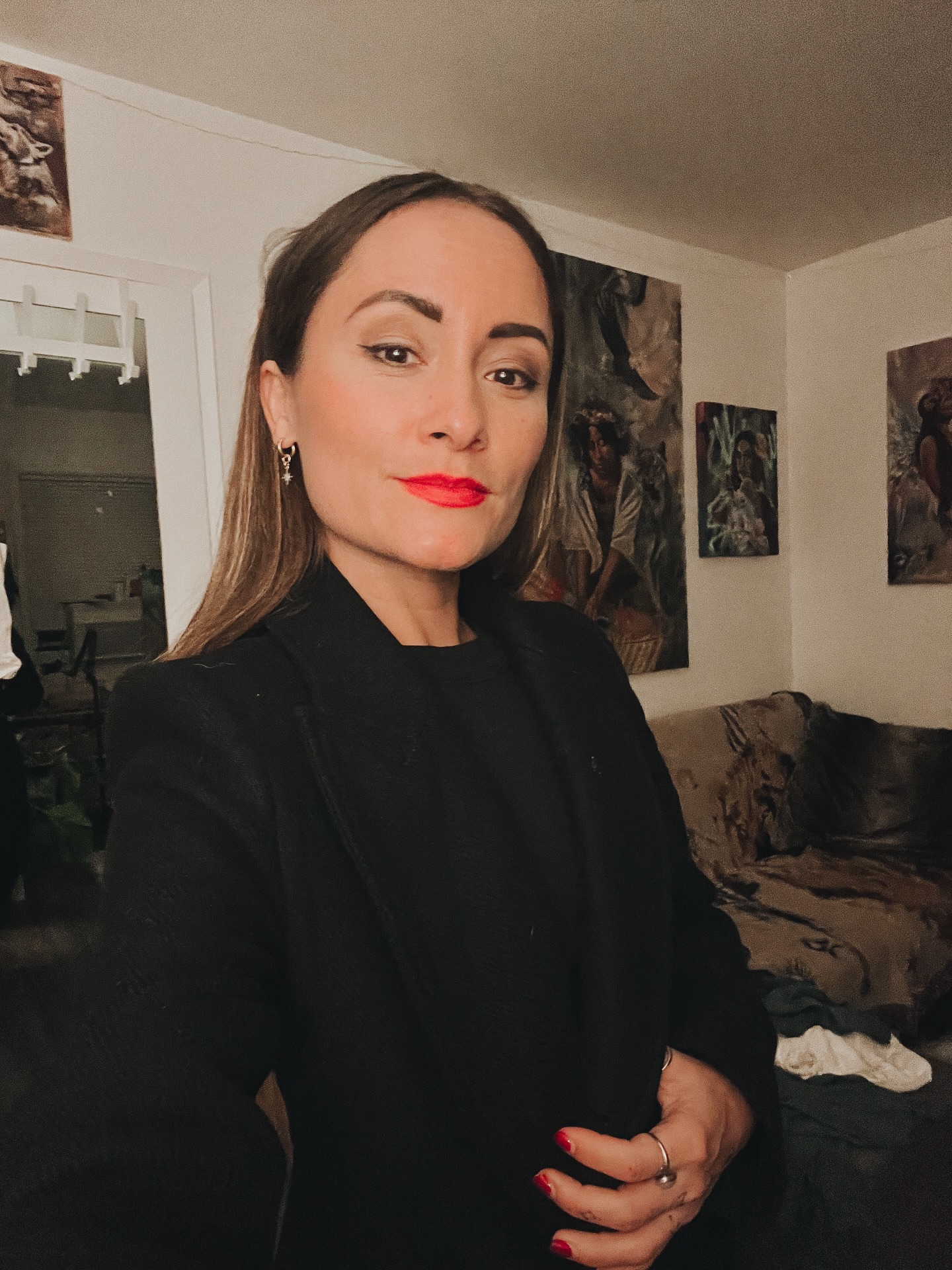 Chasing gold coins 😋 I dressed up as the ballerina (John Wick) cause I already had the full outfit. I was just missing the sword! I kinda like this style to keep it permanent, what do you think? Haha