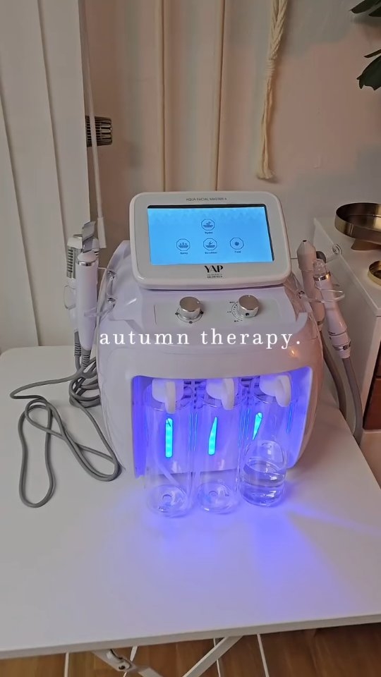 Im Herbst braucht unsere Haut ein bisschen extra Liebe und Aufmerksamkeit. ✨🍂
Beim Aqua Facial nehme ich mir Zeit nur für dich –
für deine Haut, dein Wohlbefinden und diesen besonderen Glow, der dich wieder strahlen lässt. 💧
Ich liebe es zu sehen, wie sich die Haut nach der Behandlung verändert –so frisch, glatt und voller Leben. 🌿
Zum Abschluss verwöhne ich deine Lippen mit dem neuen Ringana Lipbalm –
mit wertvollen Ölen, Ceramiden und Antioxidantien,
für samtweiche, gepflegte Lippen und ein natürlich schönes Lächeln. 💋
Take care of your skin & Lips –
sie tragen dich durchs Leben. 🤍
🇵🇹
No outono, a nossa pele precisa de um bocadinho de amor e atenção extra. ✨🍂
No Aqua Facial, dedico um momento só para ti –
para a tua pele, o teu bem-estar e aquele brilho especial
que te faz voltar a resplandecer. 💧
É incrível ver como a pele se transforma depois do tratamento –
fica tão fresca, suave e cheia de vida. 🌿
E para terminar, mimo os teus lábios com o novo Lipbalm da Ringana –
com óleos preciosos, ceramidas e antioxidantes,
para lábios macios, nutridos e um sorriso naturalmente bonito. 💋
Cuida da tua pele e dos teus lábios –
eles acompanham-te por toda a vida. 🤍
ENGLISH
In autumn, our skin needs a little extra love and care. ✨🍂
During the Aqua Facial, I take a moment just for you –
for your skin, your wellbeing, and that special glow
that makes you radiate again. 💧
It’s wonderful to see how the skin transforms after the treatment –
so fresh, smooth, and full of life. 🌿
And to finish, I pamper your lips with the new Ringana Lip Balm –
with precious oils, ceramides, and antioxidants,
for soft, nourished lips and a naturally beautiful smile. 💋
Take care of your skin and lips –
they carry you through life. 🤍
#aquafacial #microneedling #antiaging #naturallips #naturalskincare #vegan