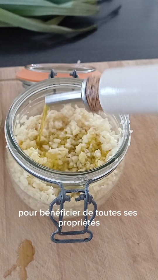 L'ail est un véritable allié notamment en automne hiver.
Riche en minéraux il va te permettre de prendre soin de ton système digestif, booster ton immunité, faire le plein de minéraux et tout ça naturellement.
Excellent antifongique il est particulièrement interessant pour éliminer les mauvaises bactéries et champignons 🍄 (candidose notamment) 😵💫
Si tu ne supporte pas l'ail cru tu dois tester cette recette que je fais chaque semaine...oui ici nous sommes de grand consommateurs d'ail et même les petits.
➡️Pas besoin de vermifuge à la maison car l'ail est un vermifuge naturel lorsqu'il est consommé cru.
D'ailleurs sa version cru est 1.5 fois plus efficace que les versions en poudre et séchées.
La recette d'ail cru :
4 têtes d'ail
De l'huile d'olive
Des épices (herbes de Provence, curry, curcuma)
1. Commence par séparer ta tête d'ail afin de n'avoir que les gousses
2. Mets les gousses d'ail dans un récipient d'eau froide pendant 5 min (cela va t'aider à retirer la peau)
3. Sort ensuite tes gousses d'ail et retire la peau (j'avoue cest la partie la plus pénible)
4. Mets tes gousses d'ail épluchées dans un robot et mixe jusqu'à obtenir des petits grains
5. Verse ton ail mixé dans un bocal hermétique et recouvre d'huile d'olive.
6. Ajoute les epices de ton choix (optionnel). J'aime bien ajouter des herbes de provence et du curcuma quand j'y pense.
7.Mélange bien afin de répartir l'huile d'olive et les épices dans toute la préparation
La préparation se conserve jusqu'à 15 jours au frigo. Ainsi tu as toujours de l'ail pour le manger cru sur tes 🥗 ou bien pour l'ajouter dans tes préparations chaudes.
L'huile dolive va rendre l'ail beaucoup plus digeste.
Teste cette recette et n'hésite pas à la partager autour de toi 😉
#naturopathie #artdevivre #techniquesnaturo #mieuxetre #santenaturelle #changezvoshabitudes #soindesoi #naturopathieauquotidien #respiration #nutrition #alimentationsaineetequilibré #alimentationsante #conseilssante #consultationnaturopathie #maevathoumyrenaturopathie #naturo #naturopathedeuxsevres #vasles #parthenay #deuxsevres #antifongiquenaturel #superaliment #recettecrusine