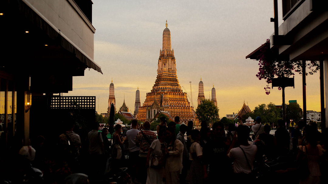 Capture the beauty of Bangkok like never before! 🏙️✨ Join Walk-Talk-Photo for an unforgettable photography walk featuring stunning spots like Wat Arun at golden hour. 📸 Link in Bio