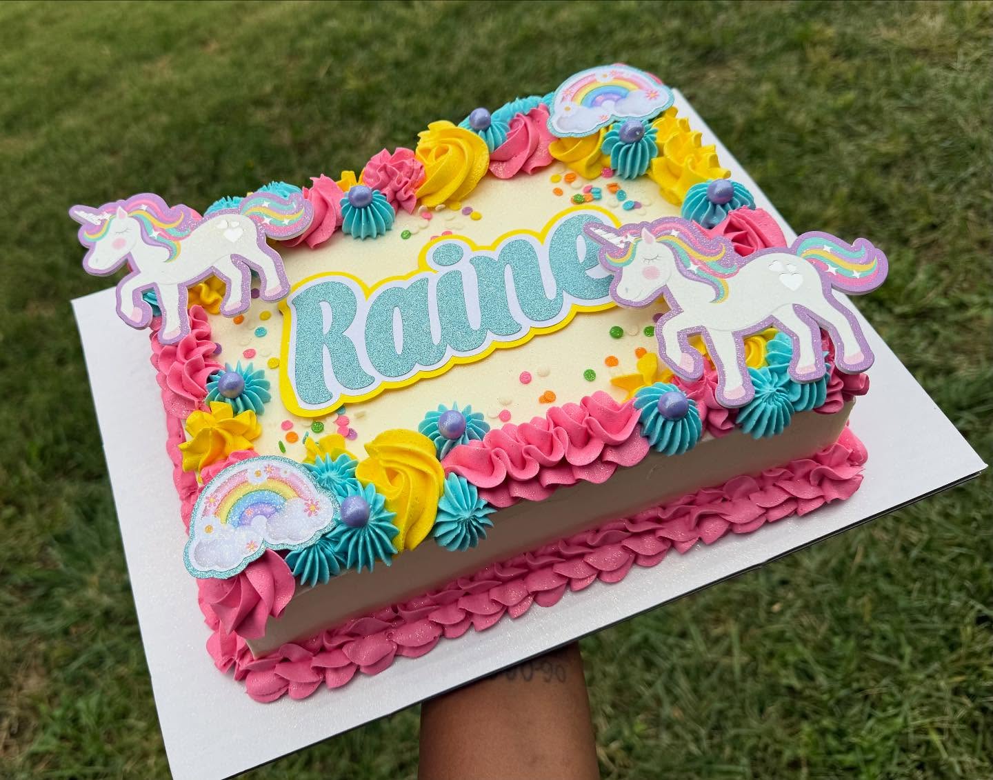 Quarter sheet cakes are the cutest wittle cakes 🦄🌈⛅️
#wichitacupcakes #cupcakesofinstagram #cupcakedecorating #cupcakelove #wichitaeventplanner #numbercake #wichitanightlife #lettercake #weddingcake
#explorepage #cakepops #icteats #wichitafoodie #instacakers #wichitaweddingvenue #thebakefeed #cakesickles #cupcakes #cupcakecake #blowbaked