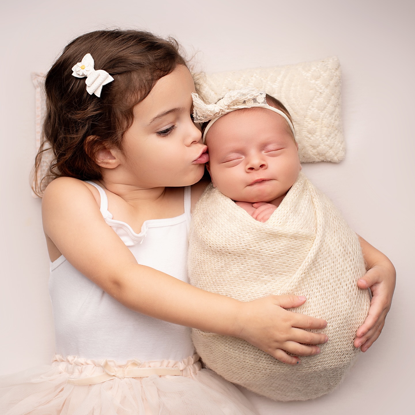 Celebrate your baby girl’s earliest days with a cozy, in-home newborn session.
💫 Includes 15 High-Resolution Images + Acrylic Album
📍 Available across UAE with Free Home Service in Dubai
#DubaiMoms #NewbornPhotographyDubai #BabyGirlSession