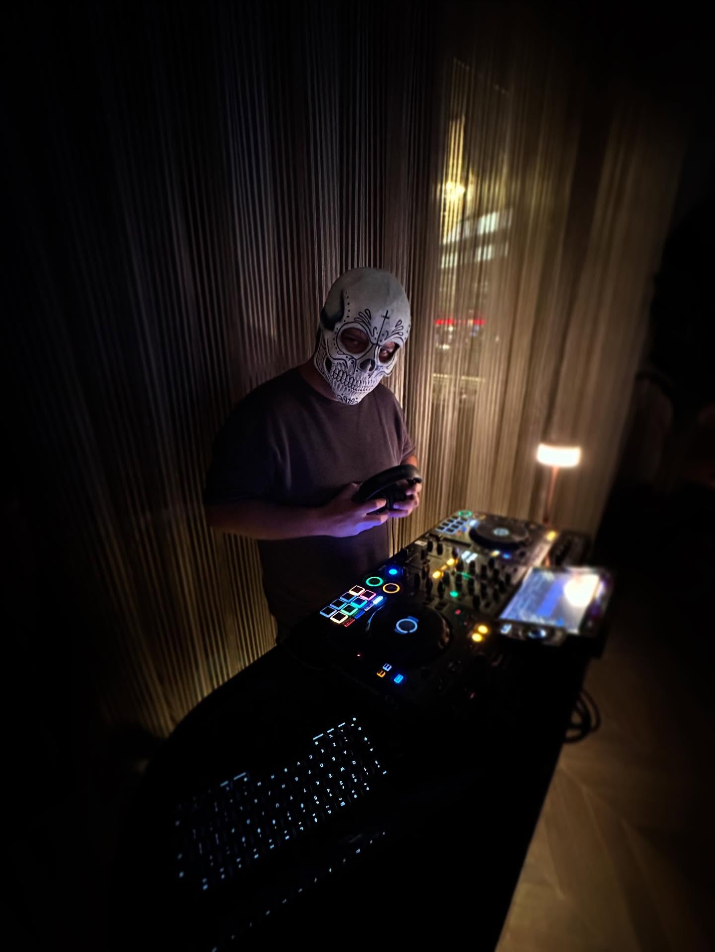 Halloween vibes at @nox_dubai 👀💀🎧
#halloween #dj #dubaidj