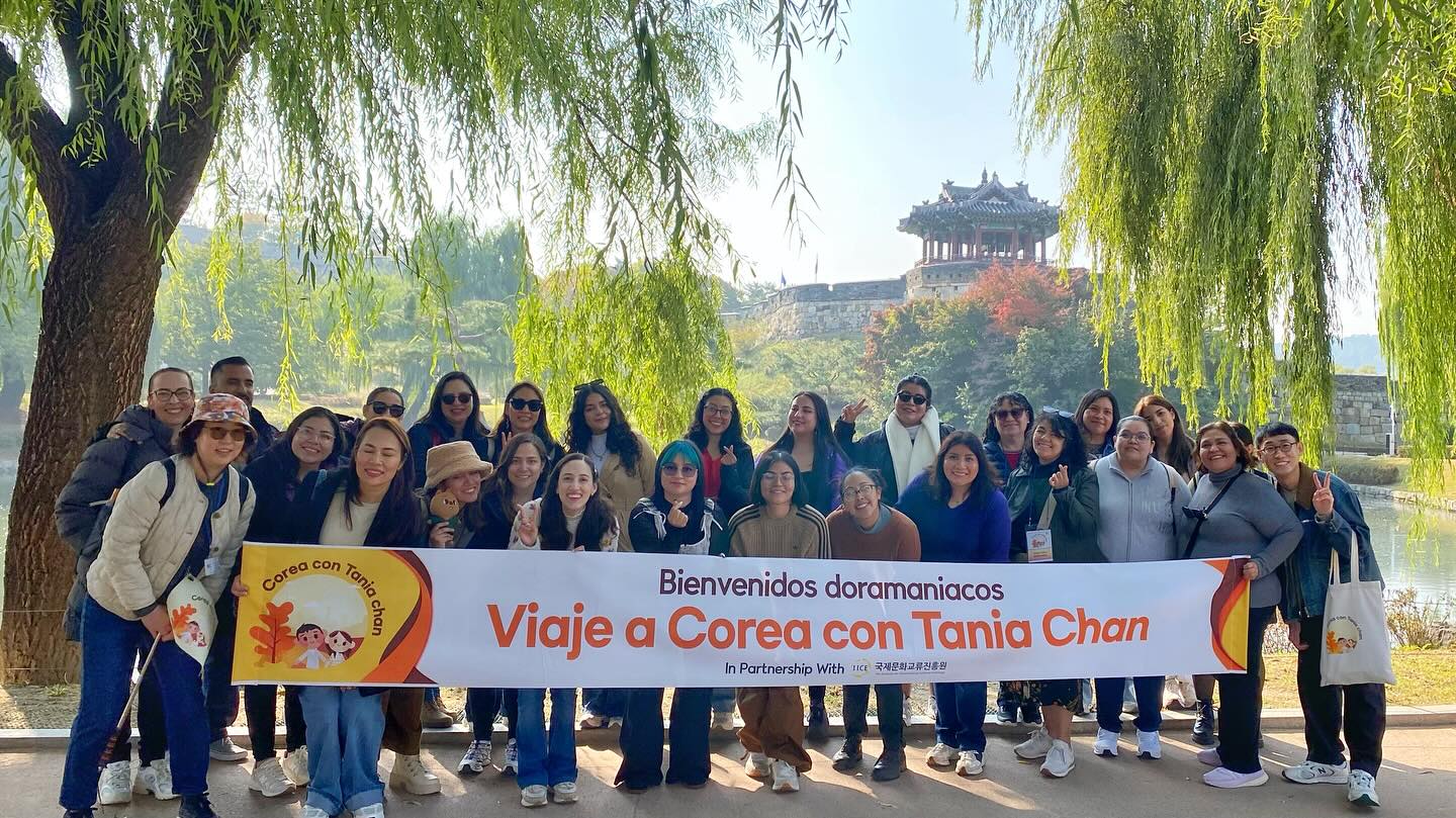 Este tour no lo organiza Corea Contigo @coreacontigotour pero yo he estado acompañando el Tour de Tania @taniachanviajes como guía turística en español desde que empezó por primera vez en octubre del año pasado — ¡y ya llevamos cinco ediciones!
De verdad me emociona ver a tantos viajeros hispanohablantes que aman los K-dramas cumplir su sueño al visitar los lugares donde se grabaron sus series favoritas.
Ahora te toca a ti venir a Corea y vivir tu propio sueño.
✨ ¡No lo pienses más y anímate a hacerlo realidad!
#corea #coreadelsur #coreacontigo #coreacontigotour #viajeacorea #guíaenespañol #tourenespañol #taniachanviajes #hellotaniachan #kdramas #seriescoreanas #dramatour