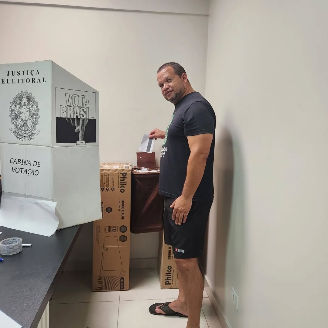 🗳️ COMEÇOU! Eleições do SINDMASSA MS têm início com forte adesão da categoria.
Desde as primeiras horas da manhã desta quinta-feira, 30 de outubro, os trabalhadores e trabalhadoras associados ao SINDMASSA MS já estão exercendo seu direito ao voto para a escolha da nova diretoria da entidade.
O movimento é intenso nos locais de votação, com 20 urnas distribuídas estrategicamente por todo o Estado de Mato Grosso do Sul, garantindo que a categoria possa participar ativamente do processo democrático.
As imagens registram a mobilização dos trabalhadores, muitos deles chegando para votar antes mesmo de iniciar a jornada de trabalho, demonstrando o compromisso e a importância da eleição.
O pleito segue até amanhã, dia 31 de outubro, e elegerá a Chapa 1 – “Quem luta por você, merece seu voto!”, chapa única de origem CUTista, encabeçada pelo candidato a presidente Fábio Bezerra.
A participação de cada associado é fundamental para fortalecer o sindicato e legitimar a diretoria que estará à frente das lutas pelos próximos anos.
Se você ainda não votou, procure a sua urna e participe!
#EleiçõesSindmassaMS #SindmassaMS #Votação #Trabalhadores #MovimentoSindical #Chapa1 #QuemLutaPorVocêMereceSeuVoto #FábioBezerra #CUTMS #MatoGrossoDoSul #EleiçãoSindical #DemocraciaSindical