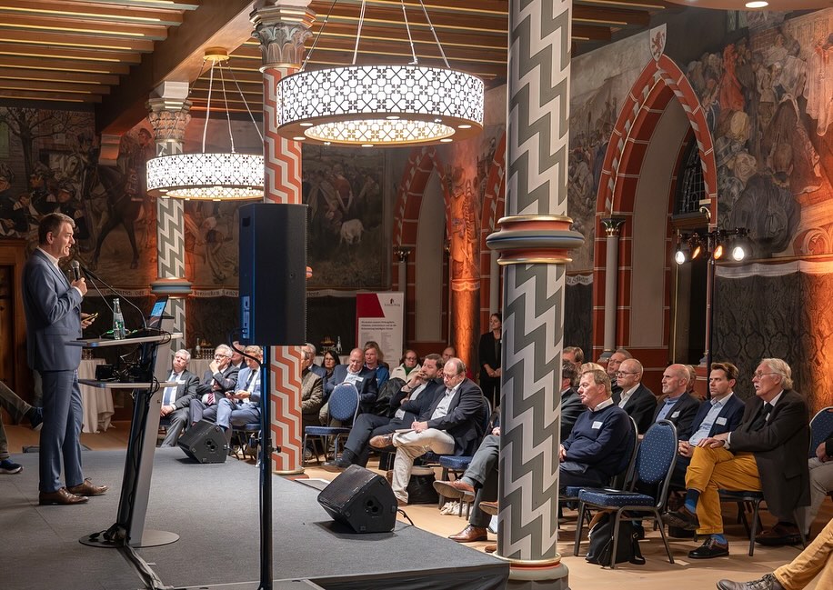 Die Potentiale und Identität des Bergischen Landes - das war gestern das Thema beim Parlamentariertreffen der Kommunalen Arbeitsgemeinschaft Bergisch Land (KAG) im frisch restaurierten Rittersaal von Schloss Burg!
Vielen Dank für spannende Vorträge von WDR-Programmdirektor Jörg Schönenborn, der Rektorin der Bergischen Universität zu Wuppertal, Professorin Dr. Birgitta Wolff und dem Journalist, Historiker und Komödianten, Martin Stankowski.
Am Ende der Veranstaltung wurde noch der scheidende Vorstand der KAG verabschiedet. Ich freue mich ab dem 1. November als Landrat des Rheinisch-Bergischen Kreises mit im Vorstand dabei zu sein. Die regionale Vernetzung und der Austausch sind wichtig!
Musikalisch begleitet wurde der Abend vom Dynamischen Duo aus Solingen.
#bergischesland #heimat #schlossburg
Fotos: Joachim Rieger