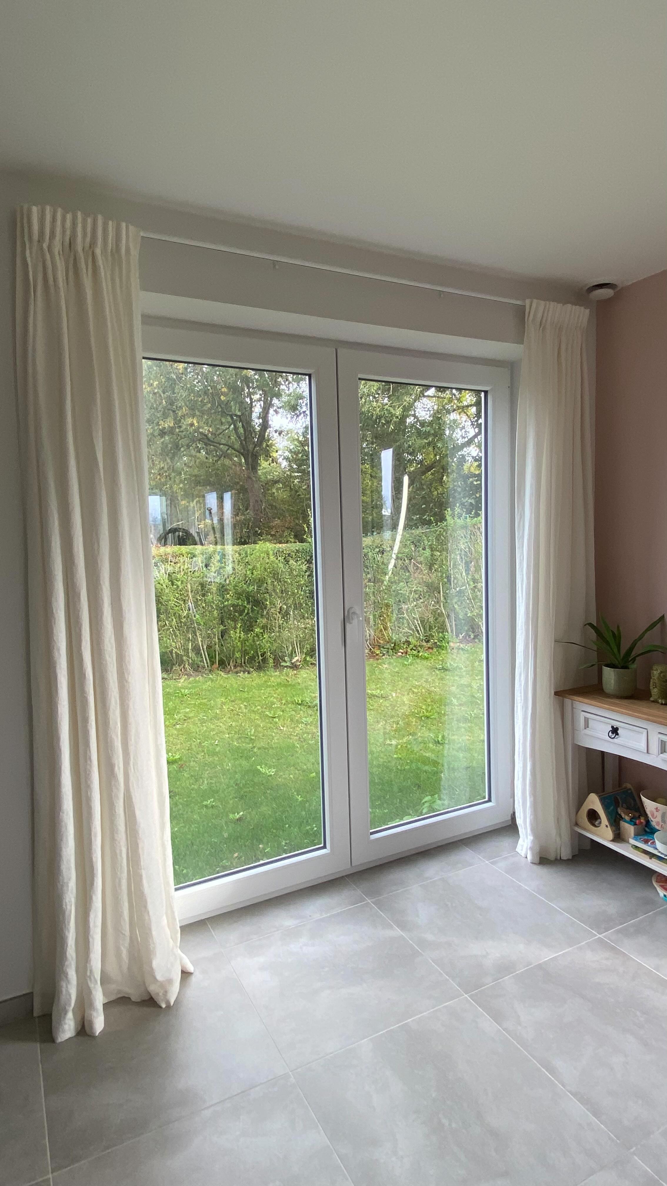 Un vis-à-vis gênant… mais l’envie de garder la lumière naturelle 🔆.
Ma solution : des rideaux en lin écru.
Légers et lumineux, ils filtrent la lumière tout en préservant l’intimité.
Le résultat : une ambiance douce, apaisante, baignée de lumière — sans perte de luminosité.
#rideauxenlin #linécru #linblancasse #rideausurmesure #décoluminueuse #maisonchaleureuse #mesrideaux #décorationintérieure #bienchezsoi #architectedinterieur #design #qualité #service #mesrideaux