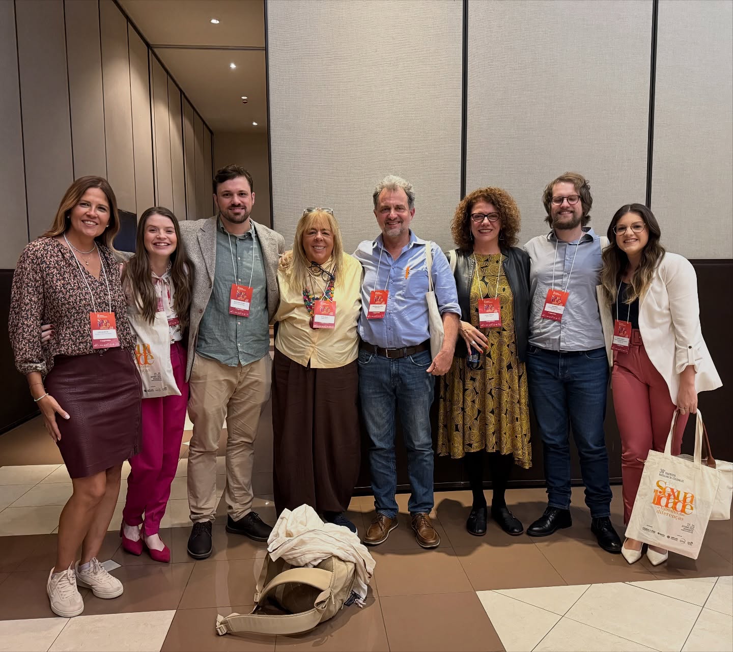 Alguns registros do 30º Congresso Brasileiro de Psicanálise! @febrapsi
Fiquei surpreso com tantas mesas interessantes, com diversos trabalhos que respeitavam as diferenças sem abrir mão da ética da psicanálise.
Particularmente, a presença do “Lacan na IPA” mais uma vez enriqueceu as discussões.
Do ponto de vista cultural, os comentários estão dispensados.
Grato aos amigos que fizeram este congresso ainda mais especial, afinal, não é só de teoria que vive a psicanálise!