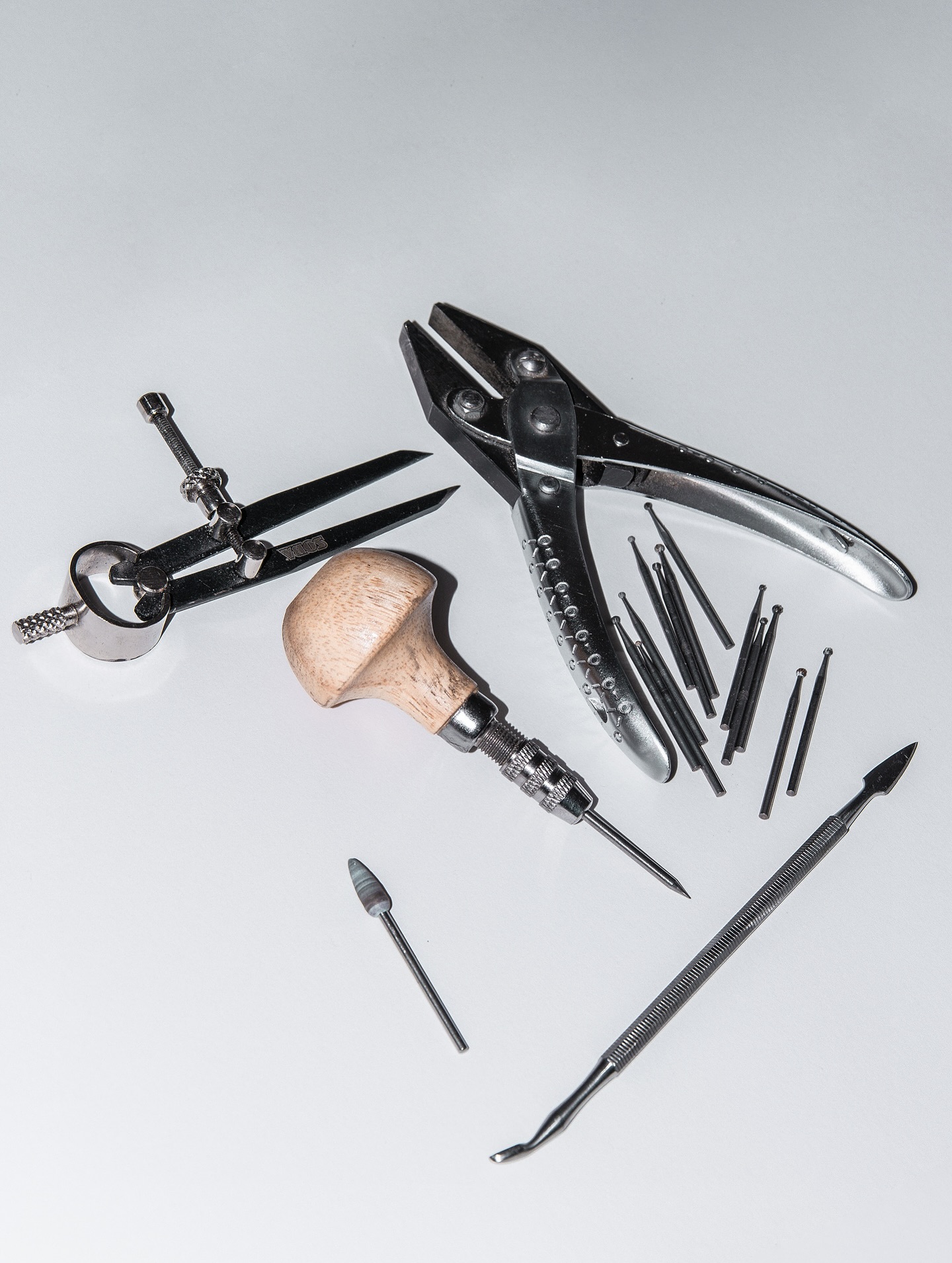 Les outils de l’atelier, ou comment passer 3h à chercher celui qu’on avait dans la main. 🫠
🪞Petite devinette d’atelier :
est-ce que tu reconnais tous les outils sur la photo ? 👀
Certains servent à sculpter, d’autres à polir… et certains ne servent à rien mais on les garde “au cas où”. 🤭
Chaque bijou commence ici, entre lime, cire et chaos organisé.
Alors, tu en reconnais combien ? 🔨💍
| Atelier Forma Prima
#bijoucreateur #atelierbijoux #joaillerieartisanale #bijouxfaitmain #artisanbijoutier #bijoucreateurfrançais #slowjewelry #bijouartisanal #handmadejewelry #jewelryprocess #formaprima