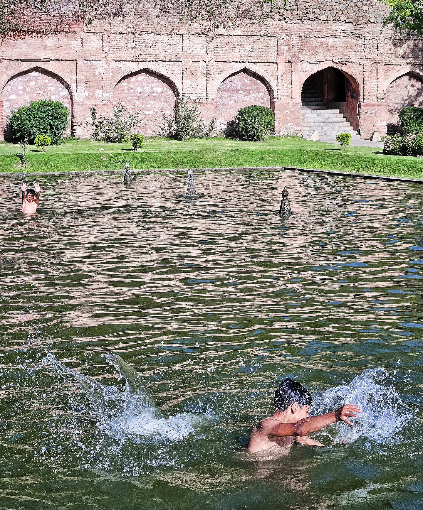 Children swimming in a small pool, in an ancient Mughal garden in Kashmir. Childhood is a beautiful gift 🫠
#Kashmir #NishatBagh #Srinagar #Mughal