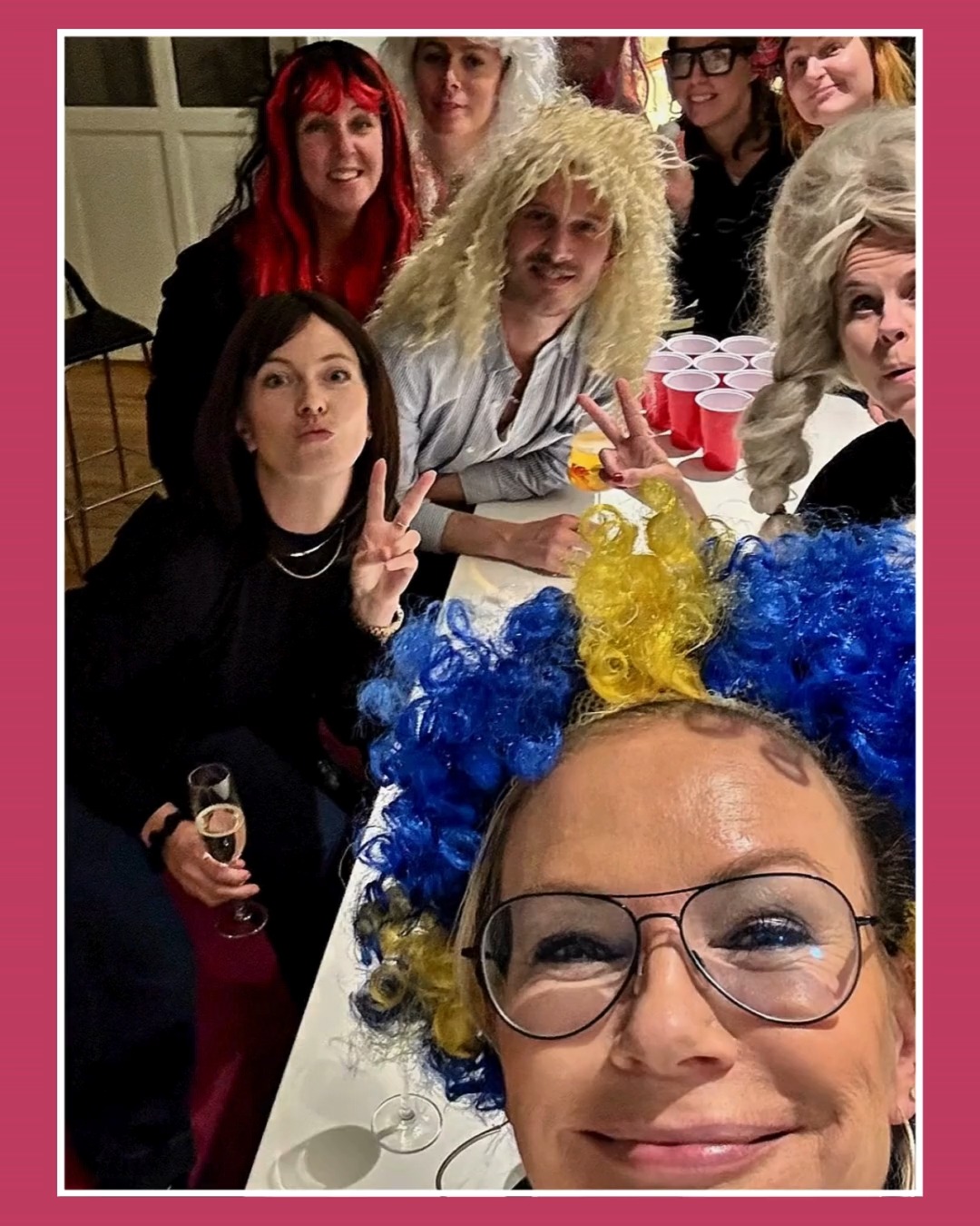 När vi inte planerar era nästa event eller resor har vi faktiskt riktigt trevligt på kontoret också! ✨
Temat för veckans AW? Prosecco och peruker – och ja, det var knappt så att vi kände igen varandra…
#ACS2