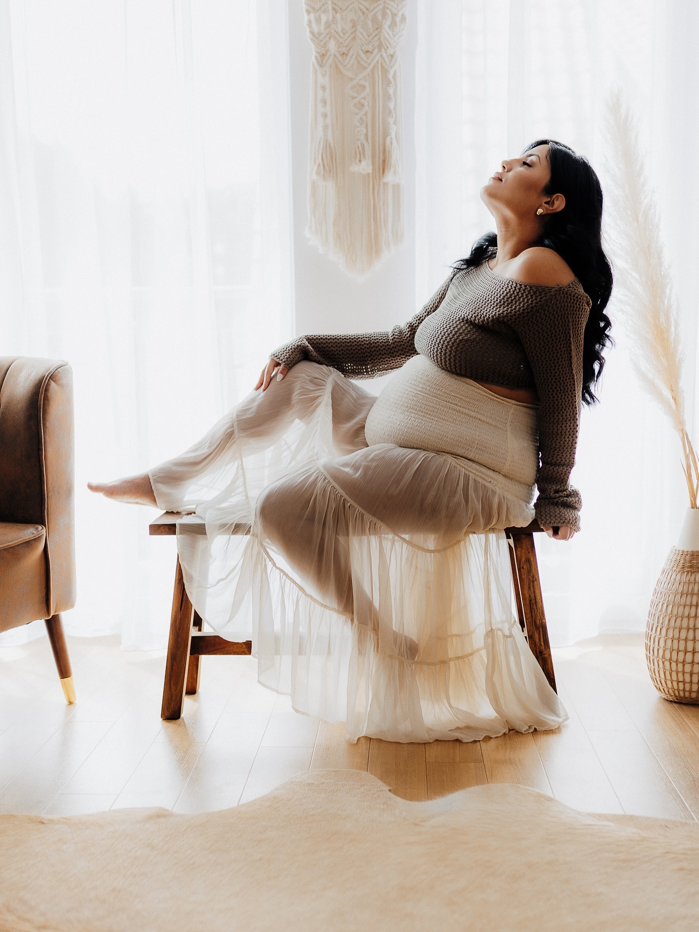 Du bist gerade schwanger?
Dann besitzt du bereits alles, was dieses Shooting besonders macht.
Viele denken noch immer:
„Ich muss erst noch X Kilo abnehmen“
„Ich bin nicht fotogen“
„Ich hab gar kein Outfit“
Das ist Quatsch!
Die pure Wahrheit ist:
du allein – DU – und dieser Babybauch
reichen komplett aus, um Bilder zu erschaffen, die du noch in 20 Jahren deinen Kindern zeigen wirst.
Denn Schönheit entsteht nicht, wenn man perfekt ist.
Schönheit entsteht, wenn man echt ist.
Wenn man sich zeigt.
Wenn man sich traut.
Und wenn du willst: ich halte genau das für dich fest.
👉 Übrigens: Im November gibt’s meine PURE MATERNITY Shooting-Aktion.
Minimalistischer Look.
Die pure Schönheit deines Körpers.
2 Termine. 2 Tage. Begrenzte Plätze.
Wenn du das willst → lass uns reden.
Schreib mir „PURE“ in die DMs – ich schicke dir alle Infos & freie Slots.
Ich freue mich auf dich…🤎
#pregnancyglow #maternitymagic #schwangerschaftsfotografin #schwanger2025 #mamawerden #baby2025 #schwangerschaftszauber #mamaseinisttoll #schwangerindeutschland #maternityphotographer #purepregnancy