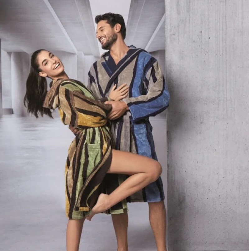 Eleganza e comfort, senza compromessi. ✨
L’accappatoio Mirabello Carrara avvolge in morbidezza e stile, con un design raffinato e la qualità del cotone 100% Made in Italy. Un piccolo lusso quotidiano che trasforma il momento del relax in pura armonia. 💧 Provalo e lasciati coccolare dalla qualità Mirabello Carrara: il lusso che puoi indossare ogni giorno.#cbconfezionitendaggi #MirabelloCarrara