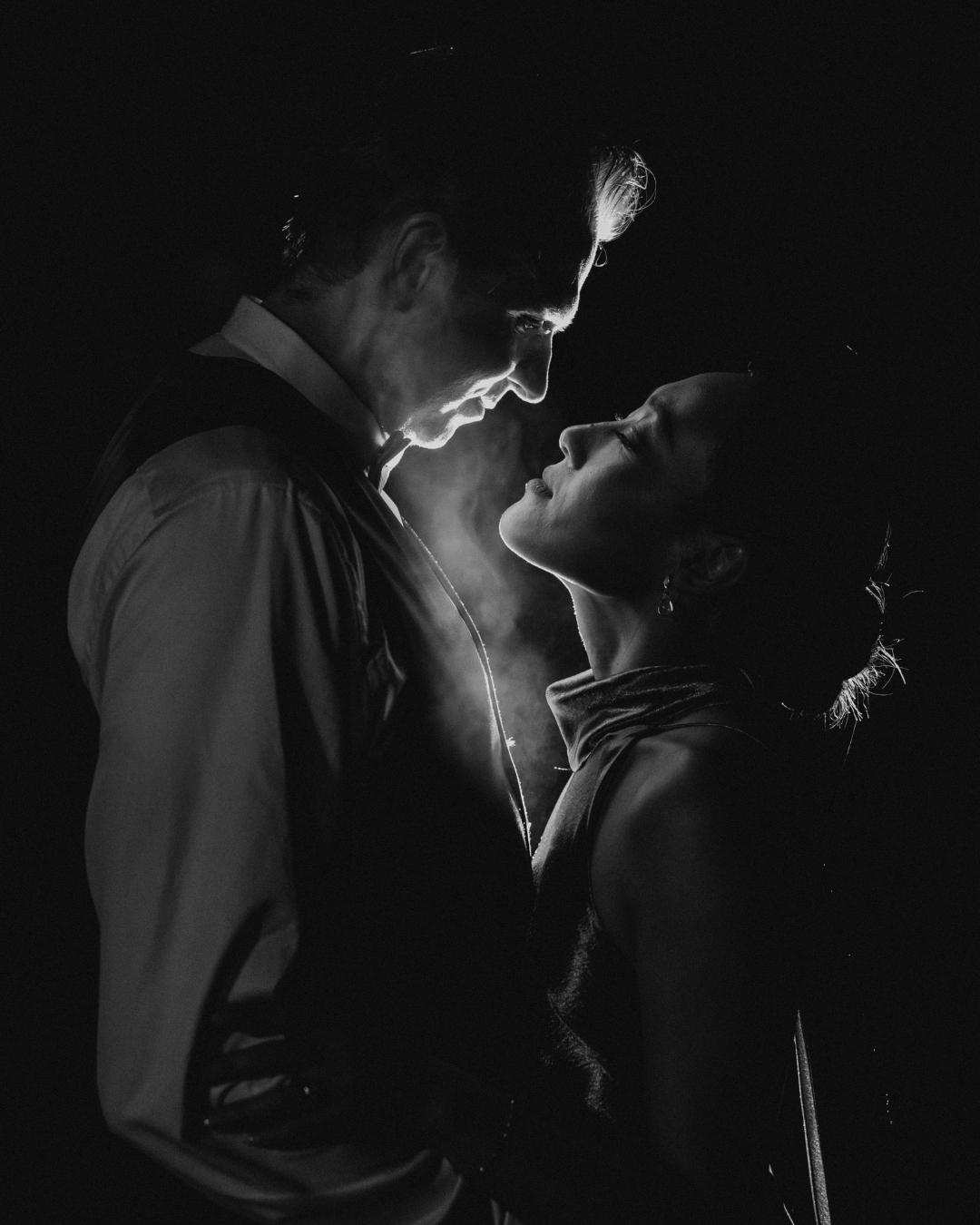 Eine berührende Hochzeit von Lilly & Juri in Bonn – zwischen Köln und Hongkong, voller Liebe und echter Momente.
Viele Gäste waren aus China angereist, Reden wurden übersetzt, Tränen sind geflossen und trotz der Regenschauer zeigte sich der Himmel genau dann von seiner besten Seite, als es darauf ankam: bei der Trauung, der Gratulation und beim Paarshooting.
So viel Herzlichkeit, Wärme und echtes Miteinander – das sind die Momente, warum ich meinen Job liebe.
Danke, dass ich euch begleiten durfte.
Location: Stella Rheni, Bonn
#hochzeitsfotografbonn #stellarheni #hochzeitsfotograf #standesamtlichehochzeit #bonnhochzeit #weddingphotographer #bonnwedding #rheinlandhochzeit #lovehasnodistance