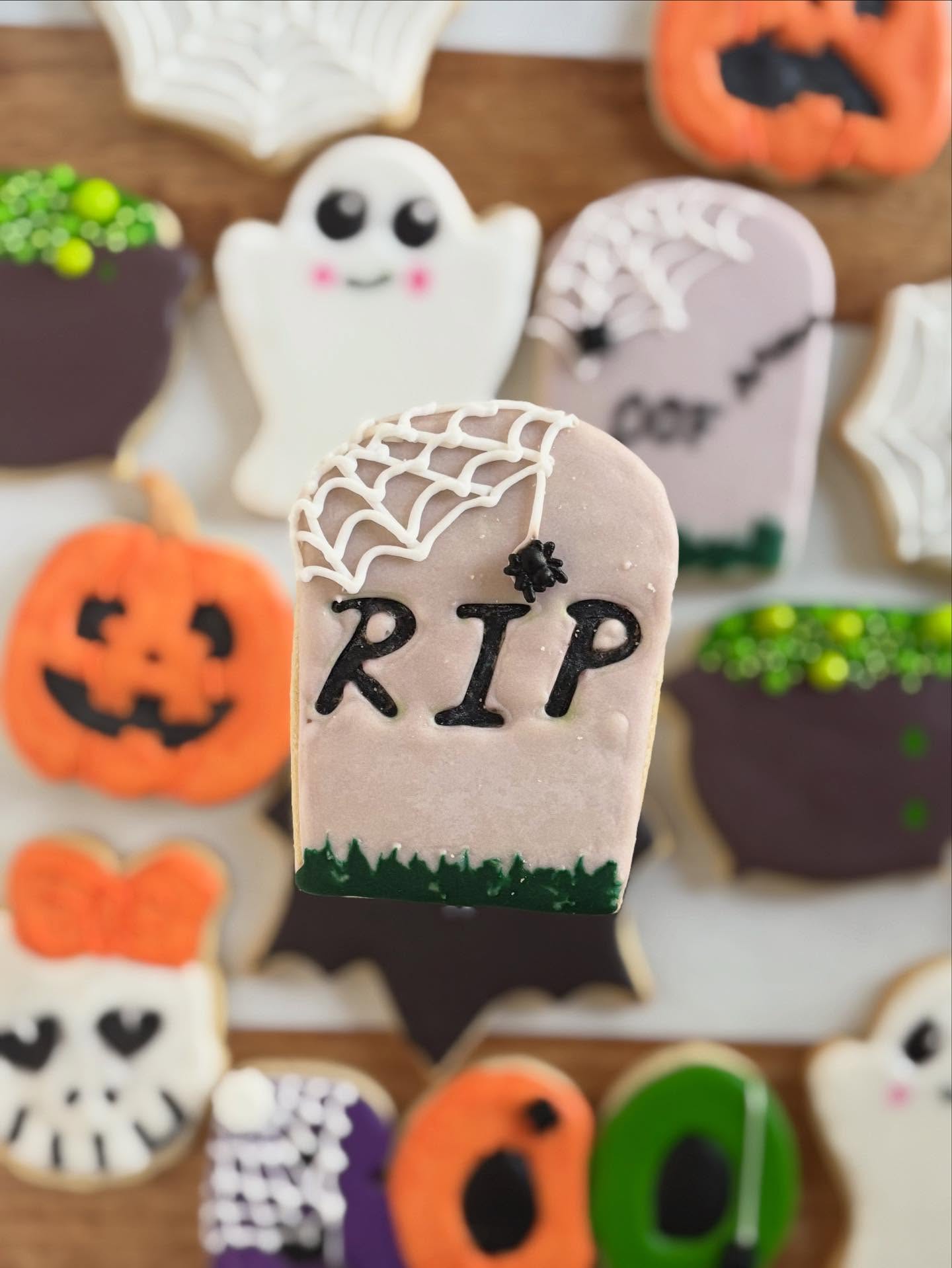 With a little thicker icing I creating a concrete look on this tombstone sugar cookie. ☠️ 🪦 🎃