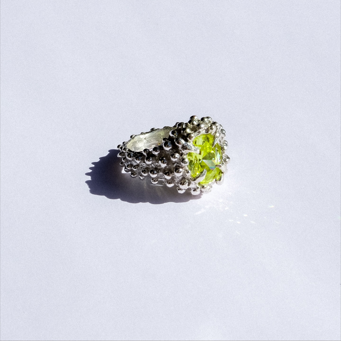 Explorando las maravillas de la fabricación artesanal con cera de joyería en plata.
Anillo de plata fabricado a mano con modelado en cera, costeado con la técnica de cera perdida.
Piedra: Zirconita color peridoto.
#joyeriaenplata #diseño