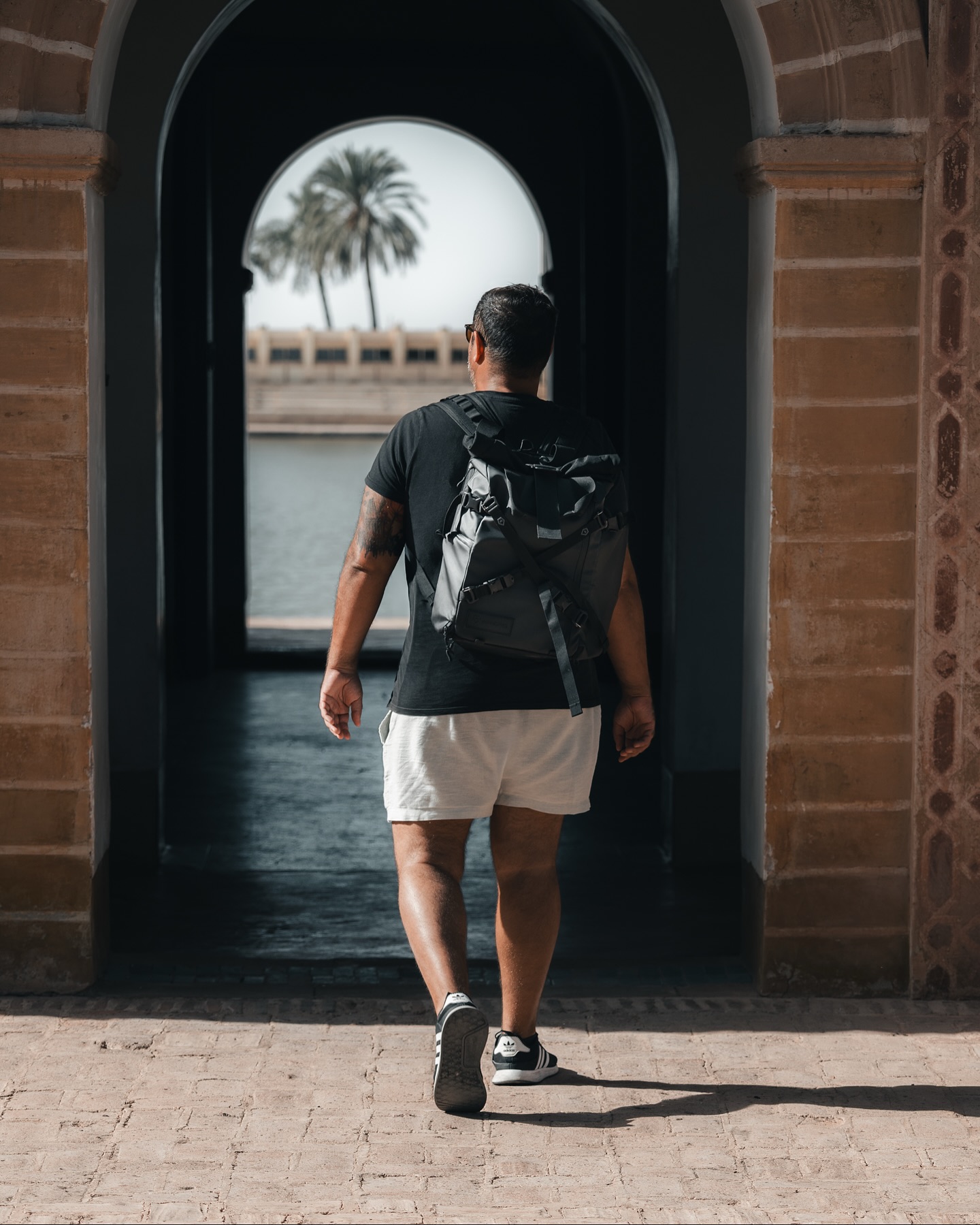 Marrakesch hat eine Energie, die man schwer in Worte fassen kann. Alles pulsiert, alles lebt. Schon beim ersten Schritt durch die Medina spürt man, dass hier kein Moment stillsteht. Zwischen den Gassen liegt der Duft von Gewürzen, Leder und Minztee. Händler rufen Euch zu, Mopeds schlängeln sich durch das Gewirr aus Menschen, und irgendwo plätschert Wasser aus einem alten Brunnen. Es ist laut, wild und gleichzeitig faszinierend geordnet. Marrakesch folgt seinem ganz eigenen Rhythmus.
Manchmal reicht es, einfach stehen zu bleiben und zu beobachten. Wie das Licht durch das Gitterdach der Souks fällt, wie Staubpartikel in der Luft tanzen, wie ein Verkäufer seine Waren sortiert, während im Hintergrund der Ruf des Muezzins erklingt. Dann wird aus dem Chaos plötzlich ein Moment voller Ruhe.
Die Minarette ragen über die Dächer der Stadt, ihre Formen und Ornamente erzählen Geschichten aus Jahrhunderten. Jeder Turm, jede Kuppel, jede Mosaikfliese wirkt wie ein kleines Kunstwerk, das die Sonne im besten Licht einfängt. Marrakesch ist kein Ort, den man schnell konsumiert. Es ist eine Stadt, die man atmen muss.
Ich liebe diese Mischung aus Tradition und Alltag. Zwischen alten Mauern begegnet man moderner Streetart, zwischen Palmen und Kamelen blitzen die Spiegel eines Riads auf. Alles scheint sich zu widersprechen, und genau das macht es so spannend.
Fotografisch ist Marrakesch ein Paradies. Das Licht ist weich, warm und unverwechselbar. Jede Gasse, jede Wand hat eine eigene Farbe. Selbst der Schatten erzählt hier Geschichten. Und egal, wie oft ich die Kamera hebe, das Gefühl bleibt, dass kein Bild wirklich alles einfangen kann, was diese Stadt ausmacht.
#fokusfernweh #marrakesch #marokko #travelphotography #reiseblog #travelvibes #souk #wanderlust #marokkoerleben #medina #architecturephotography #reiselust #fokusfernweh_moments #traveldeeper #slowtravel #reiseliebe #northafrica #marrakechphotography